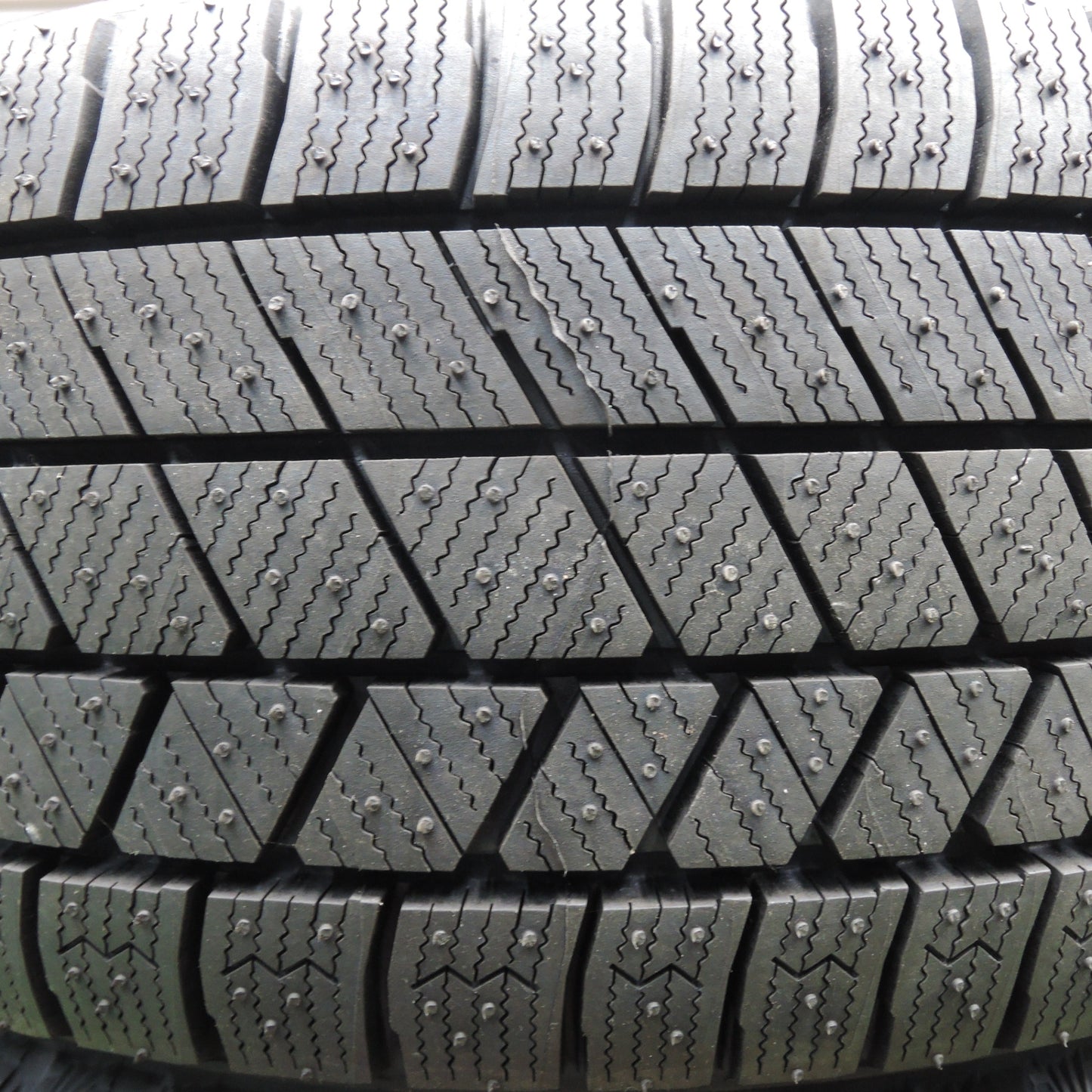 *送料無料* タイヤ未使用！22年★スタッドレス 215/45R17 ブリヂストン ブリザック VRX3 CEREBRO セレブロ 17インチ PCD114.3/5H★4020301HAス