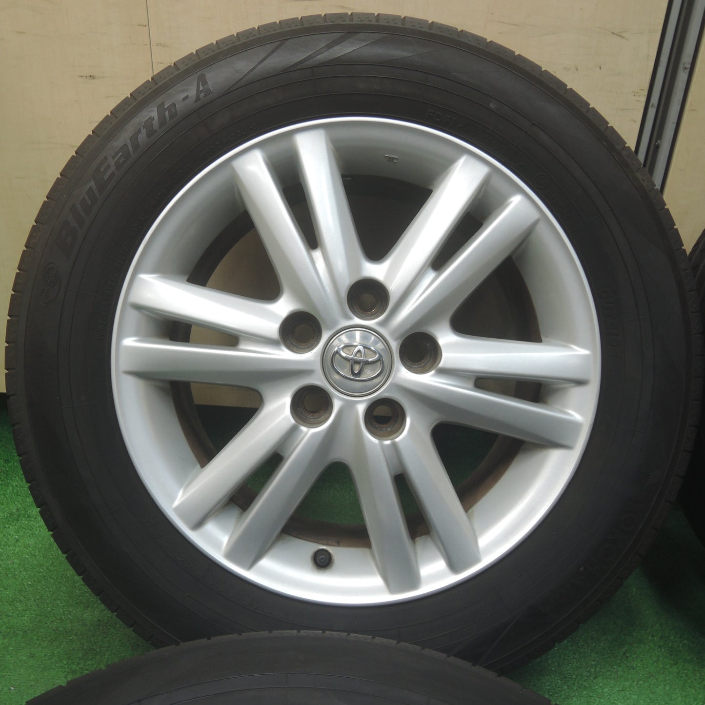 *送料無料* バリ溝！キレイ！8.5分★トヨタ マークX 純正 215/60R16 ヨコハマ BluEarth-A 16インチ PCD114.3/5H★4022108SYノ