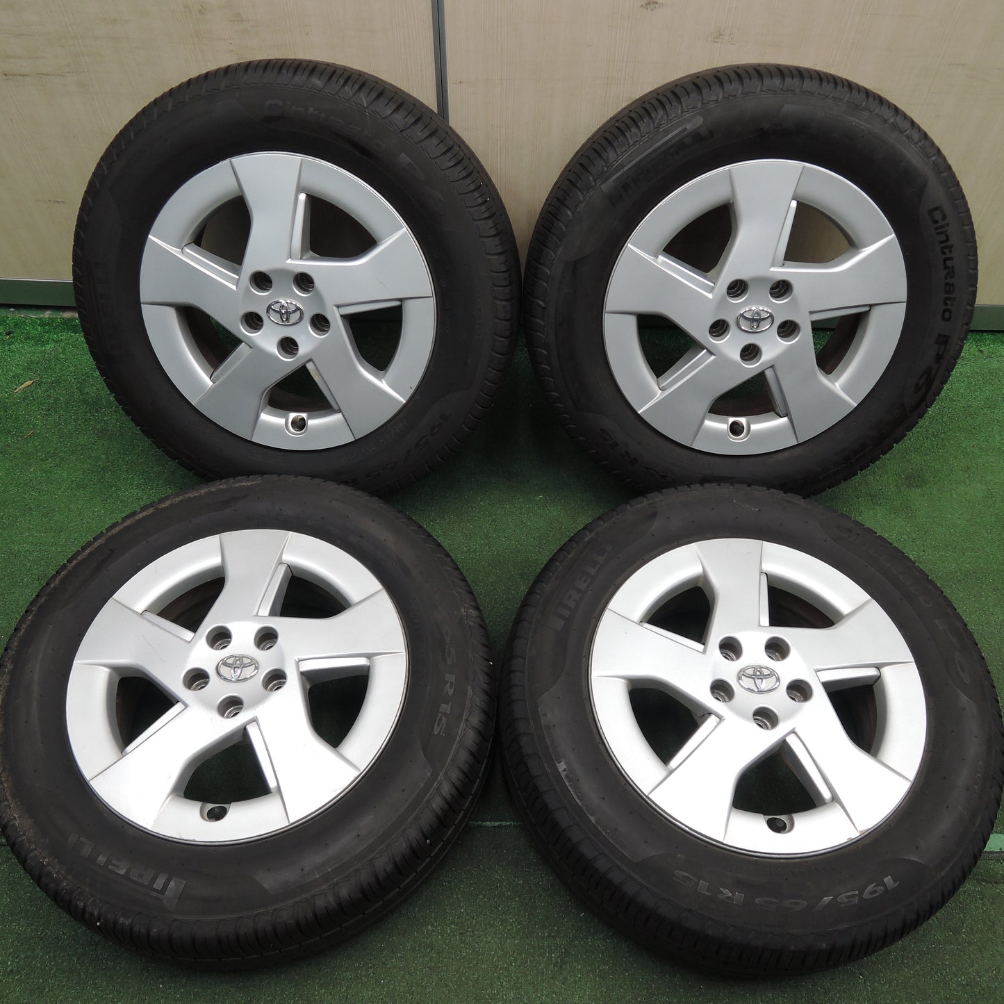 *送料無料*4本価格！21年★トヨタ 30系 プリウス 純正 195/65R15 ピレリ Cinturato P6 15インチ PCD100/5H★4012803HAノ