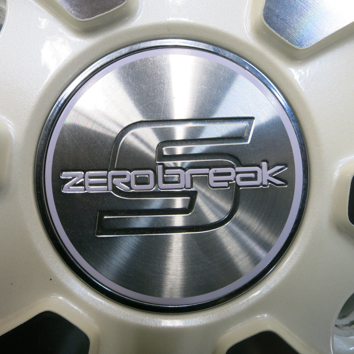 *送料無料*バリ溝！22年！キレイ！9.5分★ハイエース等 スタッドレス ZERO break 215/65R16 ブリヂストン ブリザック VRX3 ゼロブレイク 16インチ PCD139.7/6H★3111706イス