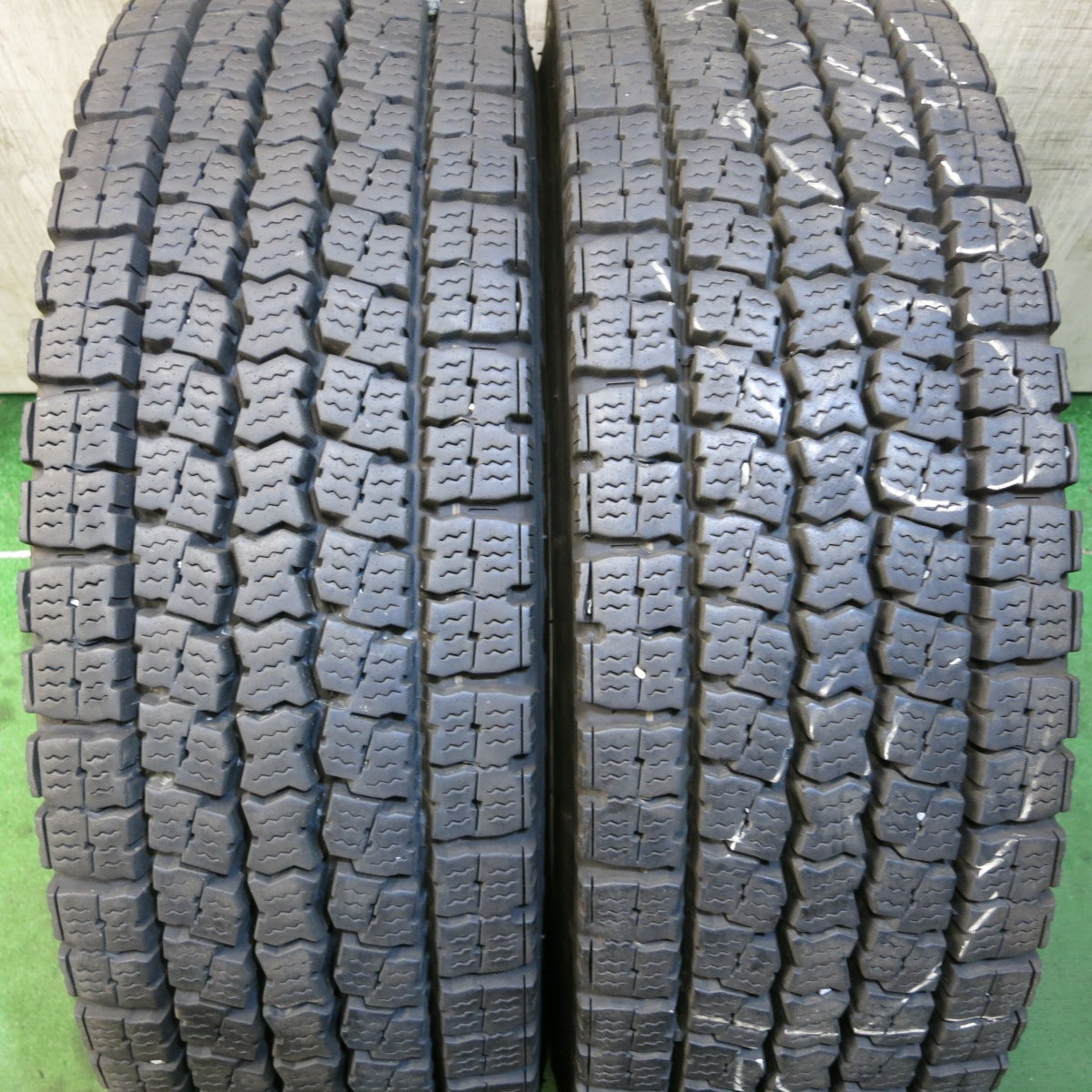 *送料無料* バリ溝！8.5分★トラック タイヤ 245/70R19.5 136/134J スタッドレス トーヨー M919 19.5インチ★4022104クスタ