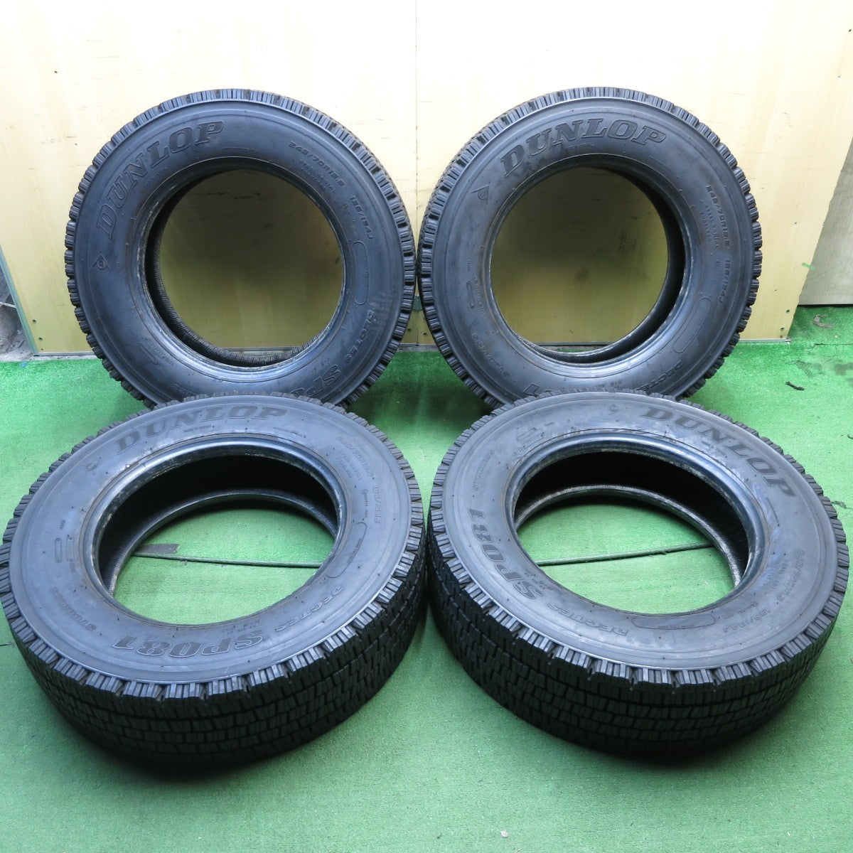 *送料無料* バリ溝！9.5分★トラック タイヤ 245/70R19.5 136/134J スタッドレス ダンロップ デクテス SP081 19.5インチ★4022203クスタ