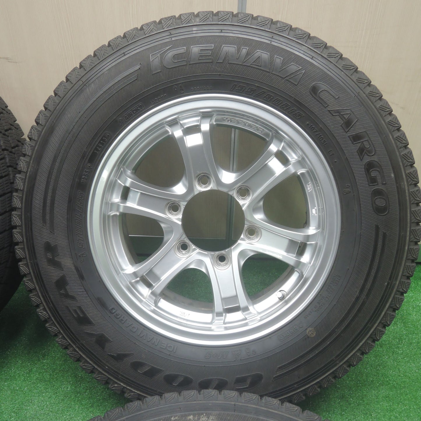 [送料無料]バリ溝！キレイ！9.5分★ハイエース 等 KEELER weds 195/80R15 107/105L スタッドレス グッドイヤー アイスナビ キーラー PCD139.7/6H★3091209SYス