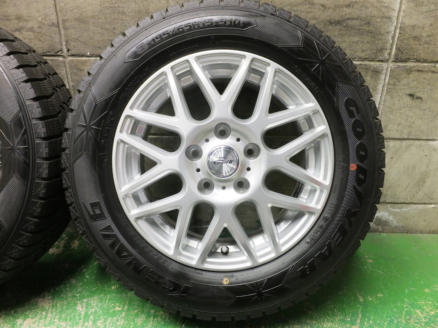 [送料無料]バリ溝！9.5分以上★スタッドレス 195/65R15 グッドイヤー アイスナビ6 D.O.S. GaviaLⅡ DOS 15インチ PCD114.3/5H★1011510ヒス