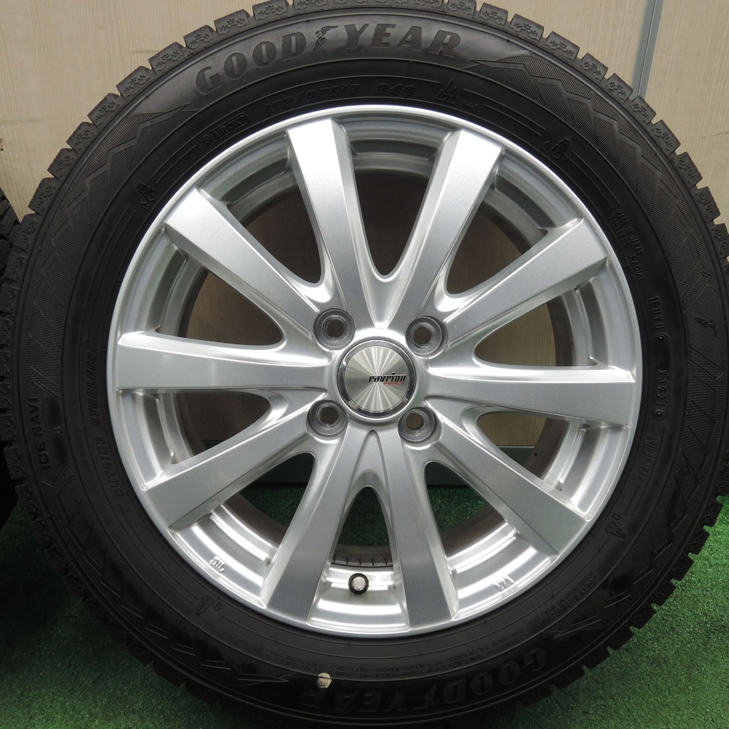 [送料無料]バリ溝！21年！9.5分以上★スタッドレス 175/65R15 グッドイヤー アイスナビ8 ravrion RS01 ラブリオン PCD100/4H★3120219HAス