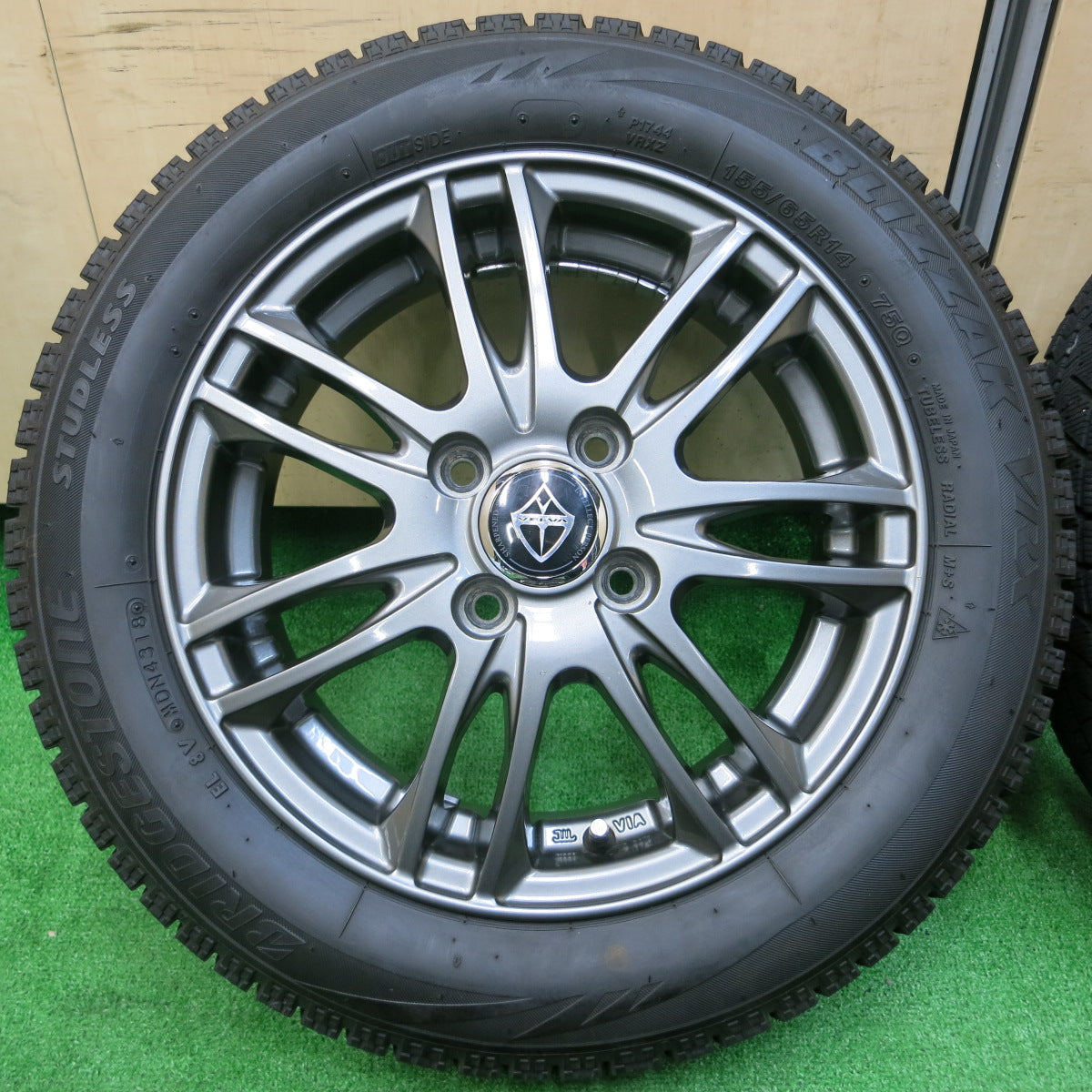 *送料無料*バリ溝！キレイ！9.5分★スタッドレス 155/65R14 ブリヂストン ブリザック VRX VELVA ヴェルヴァ 14インチ PCD100/4H★3112501イス