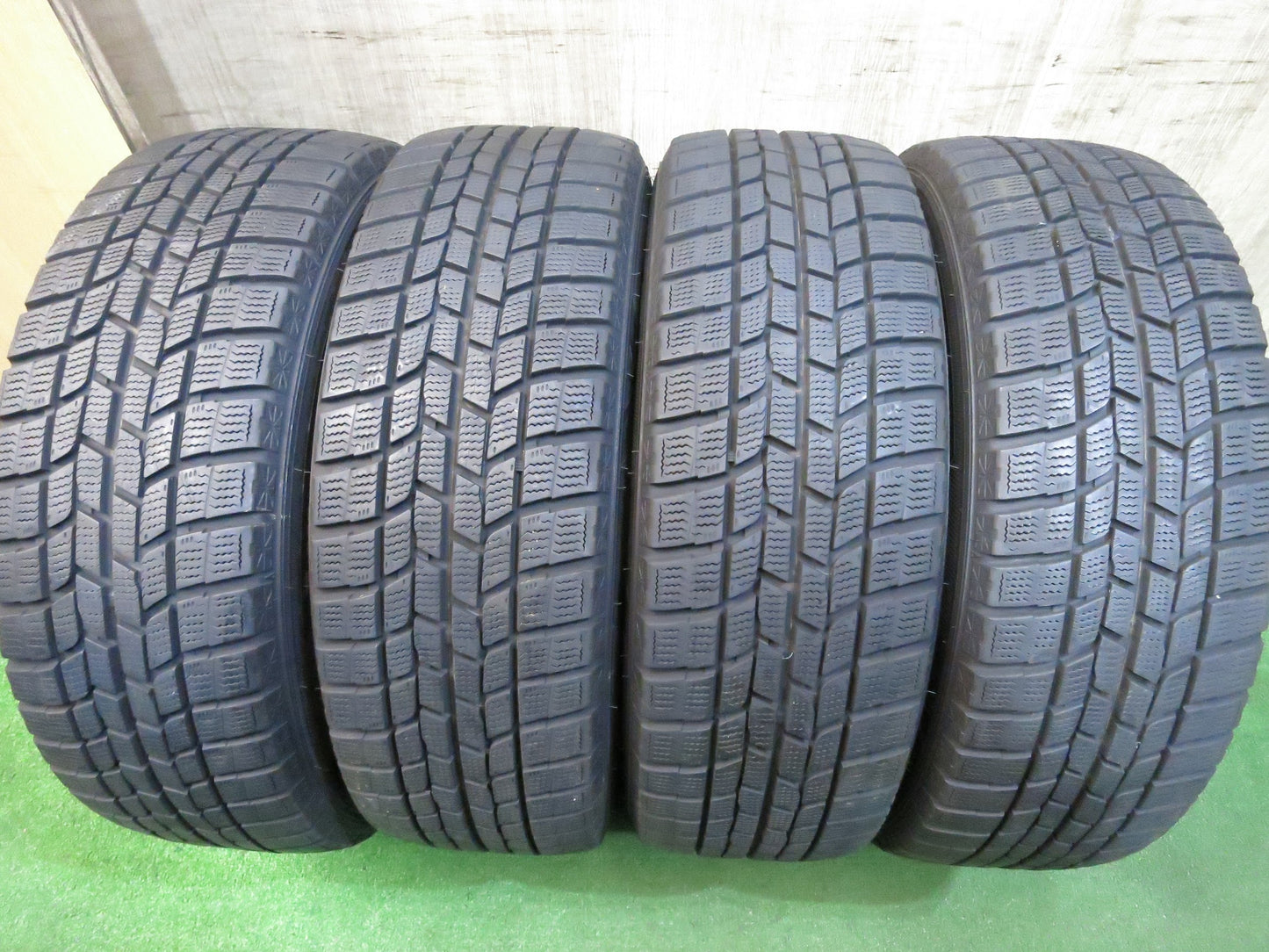 [送料無料]バリ溝！19年！9分★スタッドレス 205/60R16 グッドイヤー アイスナビ6 タイヤ 16インチ ノア ヴォクシー ステップワゴン プリウスα 等★2122801Hスタ