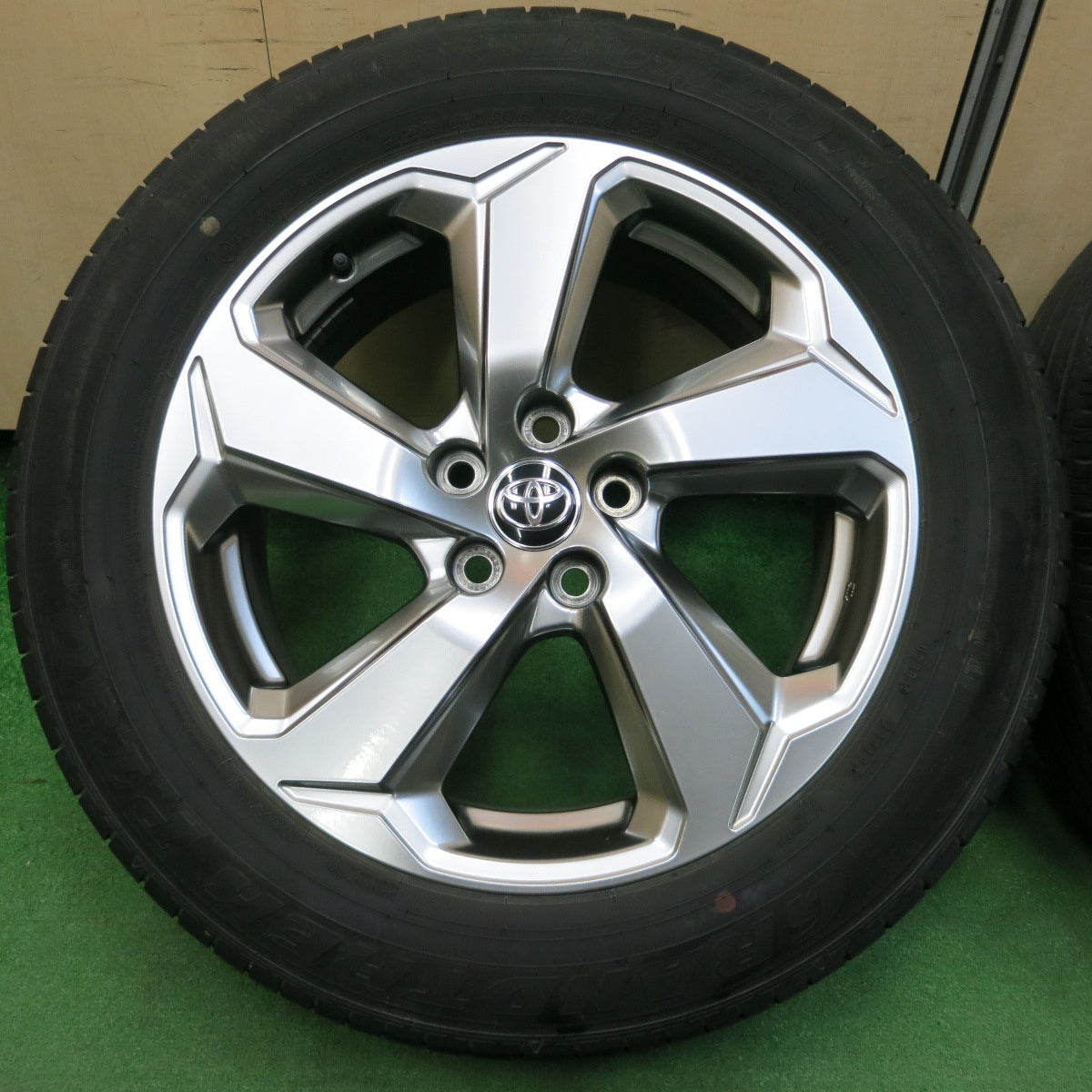 *送料無料* キレイ★トヨタ RAV4 Gグレード 純正 225/60R18 ダンロップ グラントレック PT30 18インチ PCD114.3/5H★4030102イノ