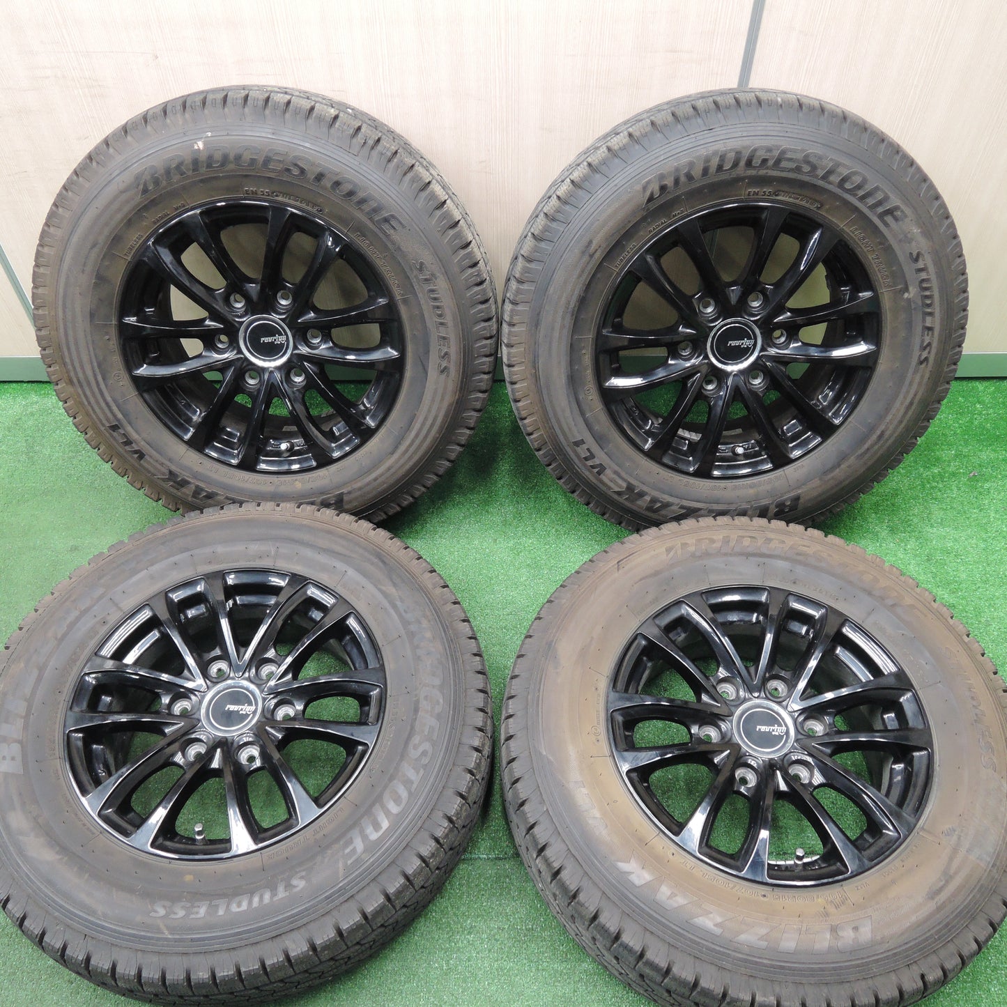 *送料無料*バリ溝！9.5分★ハイエース 等 195/80R15 スタッドレス ブリヂストン ブリザック VL1 ravrion RV ラブリオン PCD139.7/6H★3121613HAス