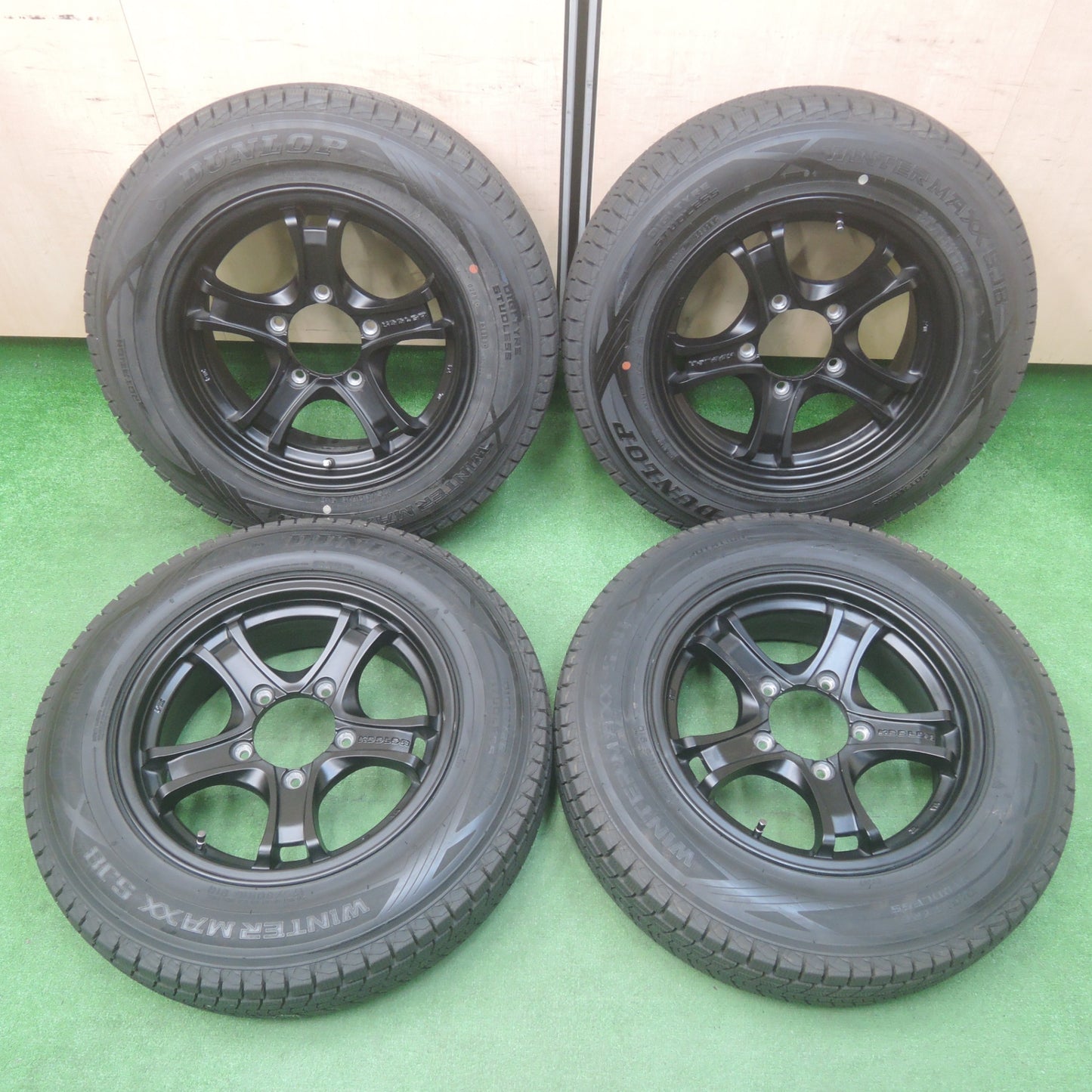 *送料無料* バリ溝！キレイ！9.5分以上★ジムニー等 KEELER キーラー 175/80R16 スタッドレス ダンロップ ウインターマックス SJ8 PCD139.7/5H★4020910SYス