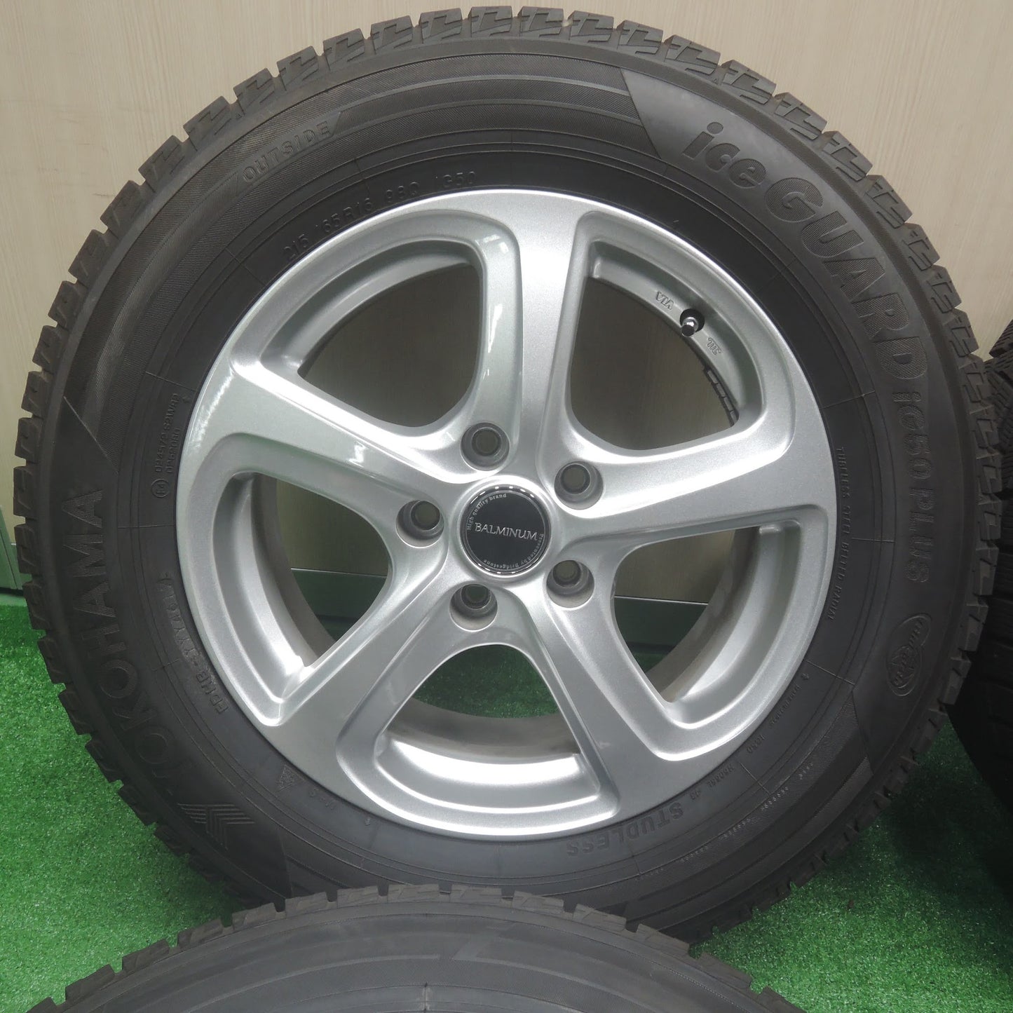 [送料無料]バリ溝！キレイ！9.5分★★スタッドレス 215/65R16 ヨコハマ アイスガード iG50 プラス BALMINUM バルミナ 16インチ PCD114.3/5H★3082103SYス