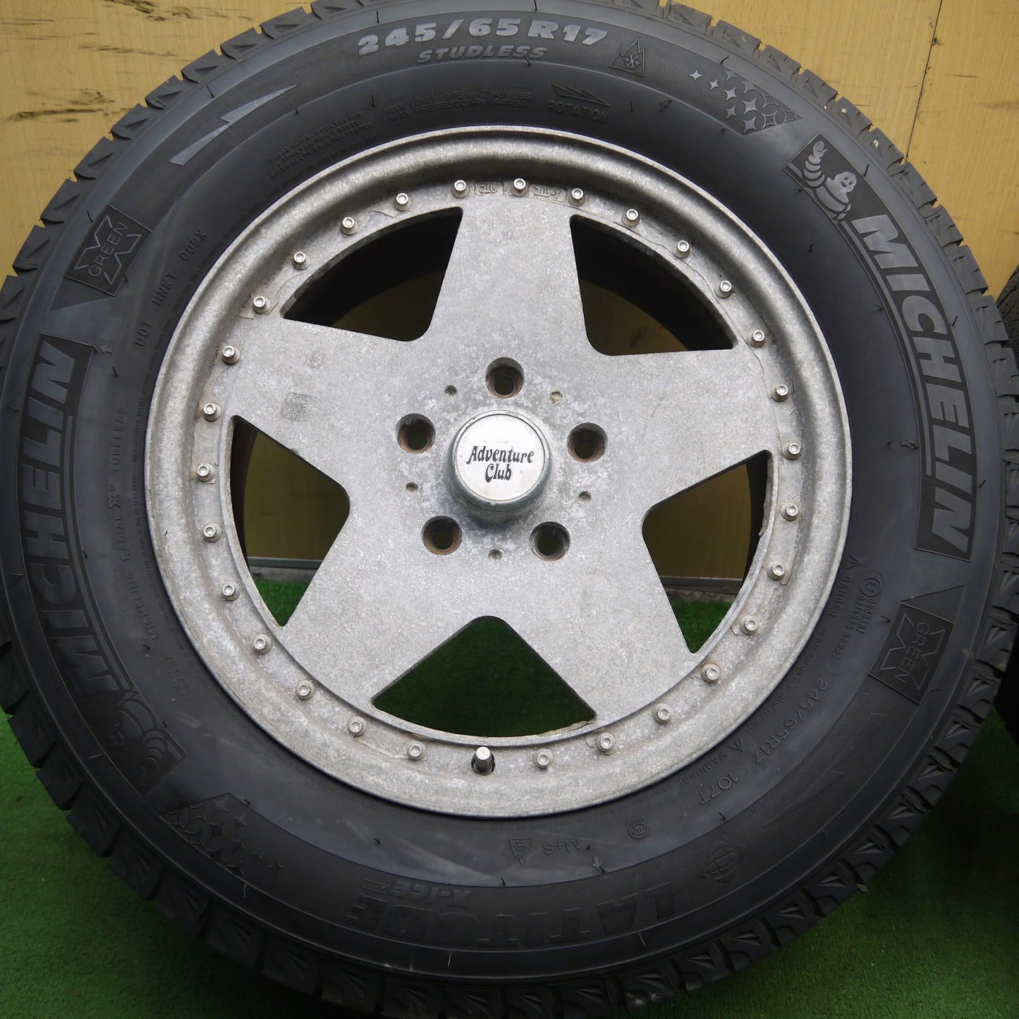 [送料無料]バリ溝！9.5分★ジープ ラングラー 等 Adventure Club 245/65R17 スタッドレス ミシュラン LATITUDE X-ICE XI2 17インチ PCD127/5H★3071008Hス