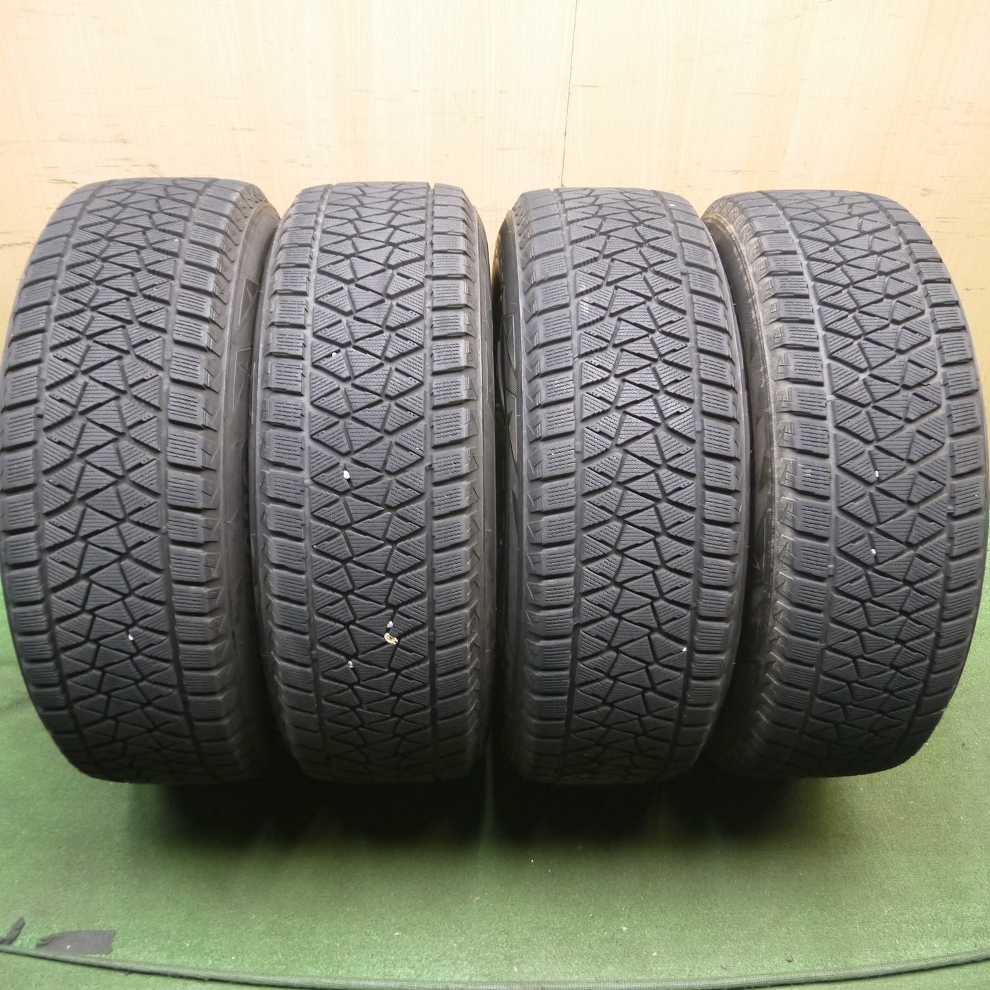 *送料無料*キレイ★スタッドレス 235/65R18 ブリヂストン ブリザック DM-V2 SCHNEIDER シュナイダー 18インチ PCD114.3/5H★3121902KKス