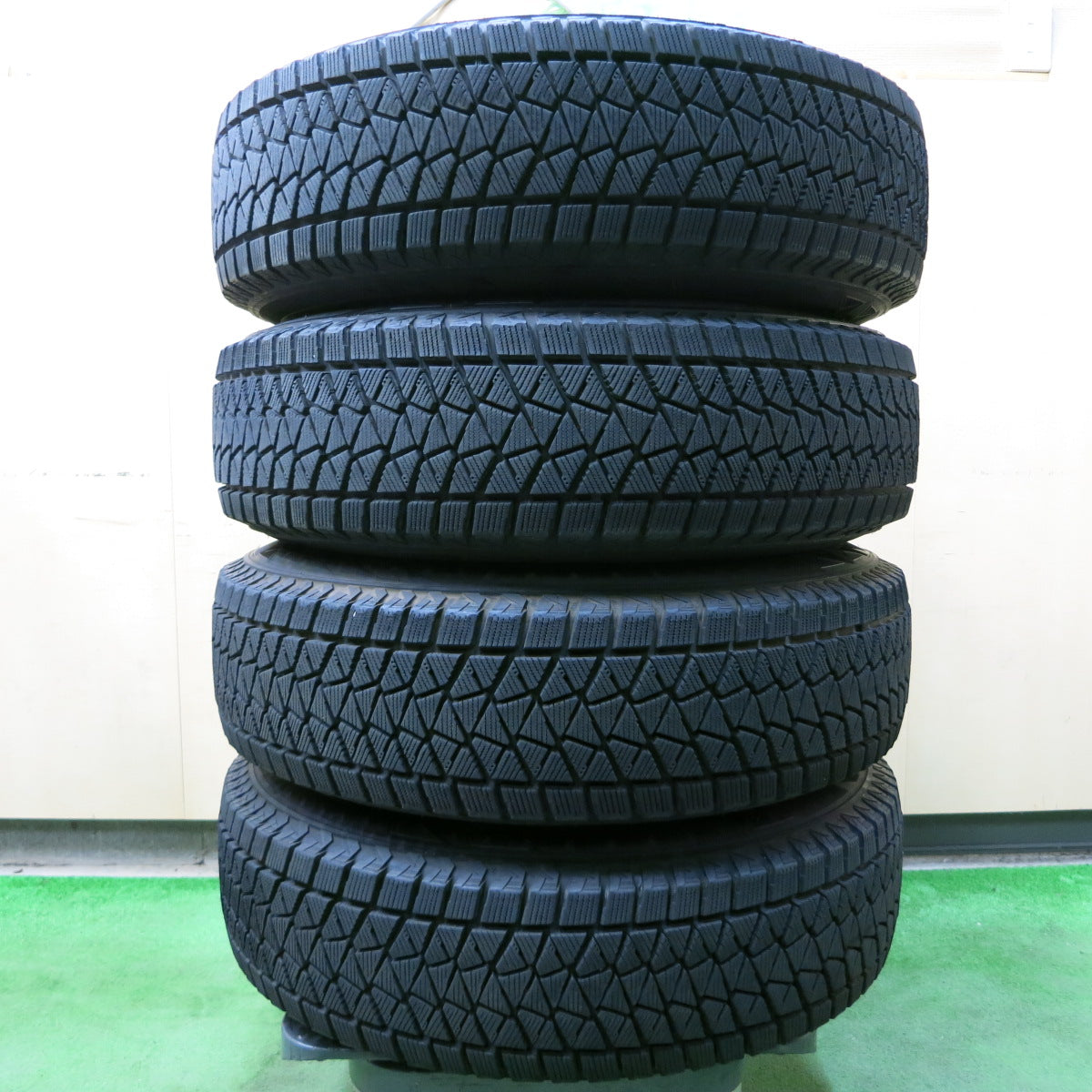 *送料無料*キレイ★ハイエース 等 195/80R15 スタッドレス ブリヂストン ブリザック DM-V2 KAZERA -H300- 15インチ PCD139.7/6H★3102005イス