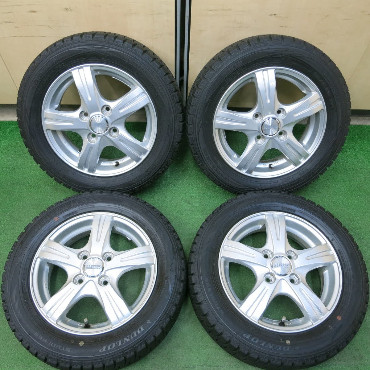 [送料無料]バリ溝！20年！9.5分★スタッドレス 155/65R13 ダンロップ ウインターマックス WM01 WM02 RANBROS ランブロス 13インチ PCD100/4H★3092801イス