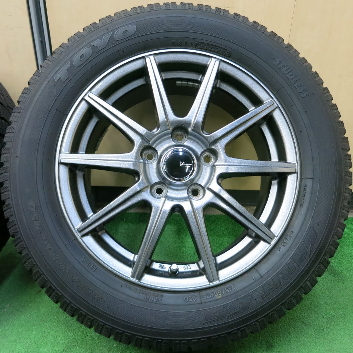 [送料無料]バリ溝！19年！キレイ！9.5分★スタッドレス 215/60R16 トーヨー ガリット G5 VEMOTION Vエモーション 16インチ PCD114.3/5H★3070302イス