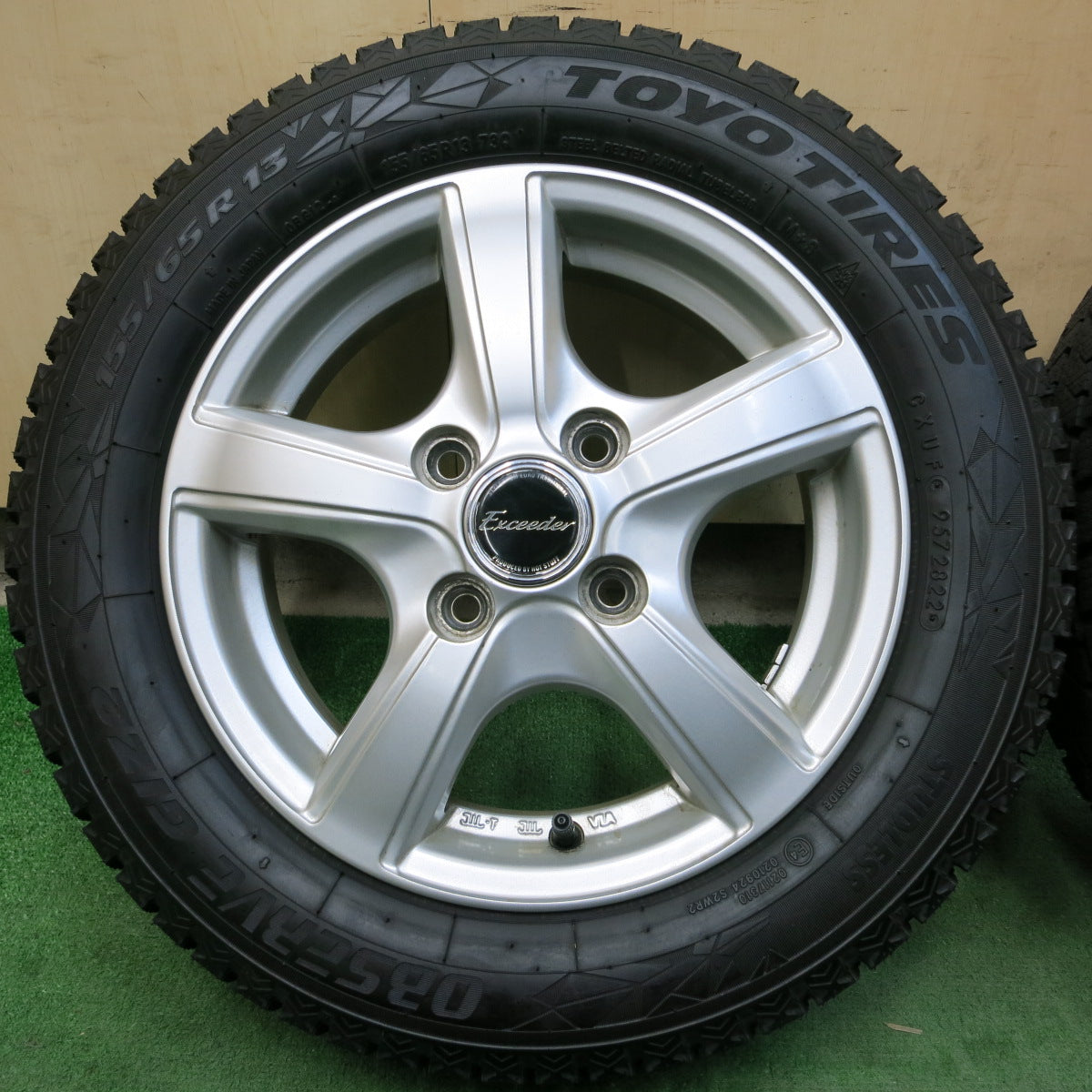 *送料無料*バリ溝！22年！キレイ！ほぼ10分★スタッドレス 155/65R13 トーヨー オブザーブ GIZ2 Exceeder エクシーダー 13インチ PCD100/4H★3102108イス