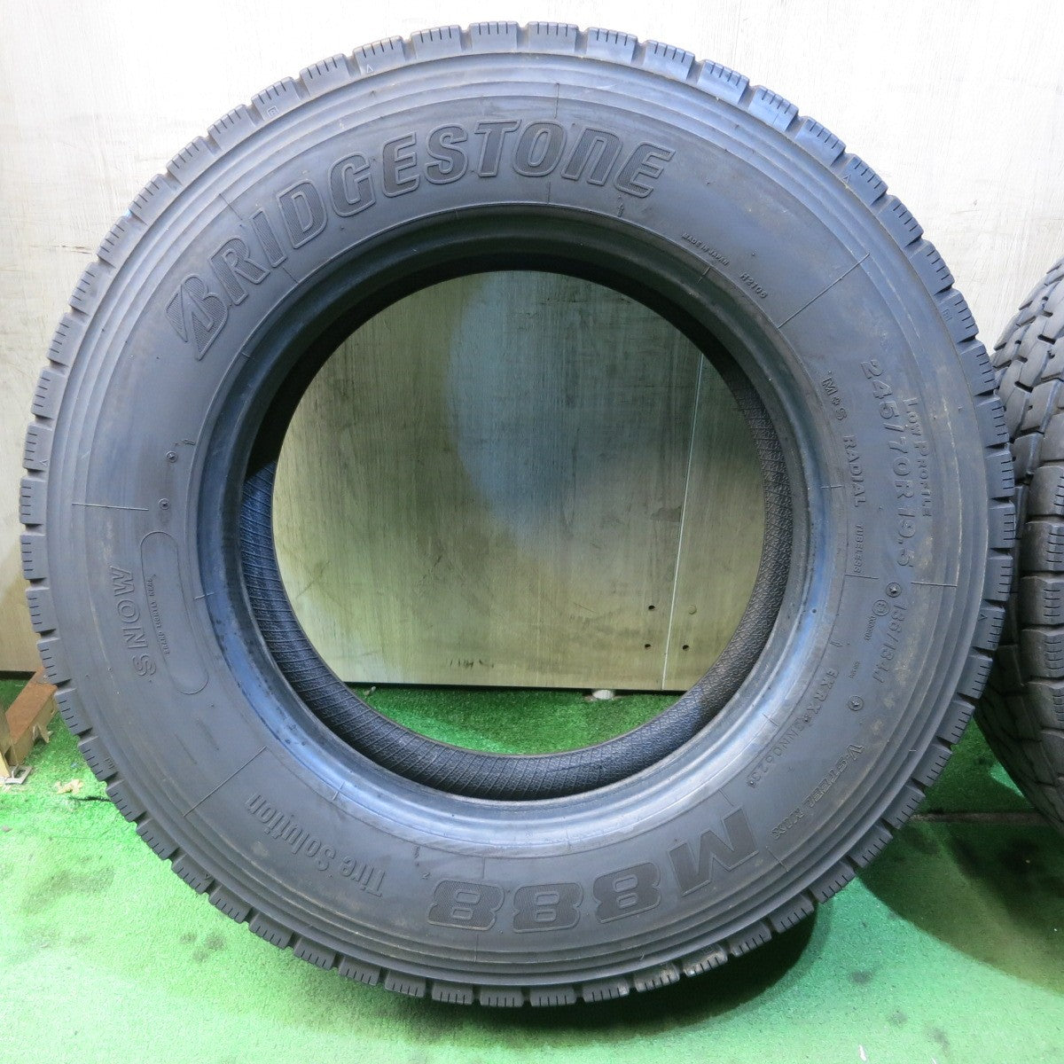 *送料無料*バリ溝！23年！9分★トラック タイヤ 245/70R19.5 136/134J ブリヂストン M888 ミックス オールシーズン 19.5インチ★4013004クスタ