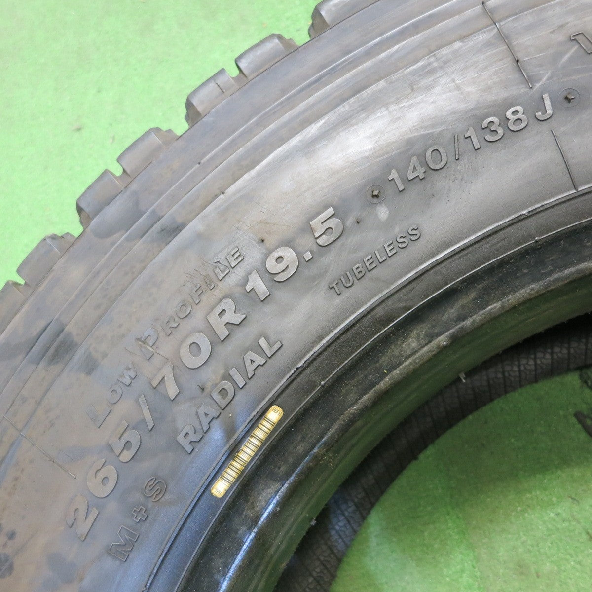 *送料無料*バリ溝！22年！8.5分★トラック タイヤ 265/70R19.5 140/138J スタッドレス ブリヂストン W900 19.5インチ★4013002クス