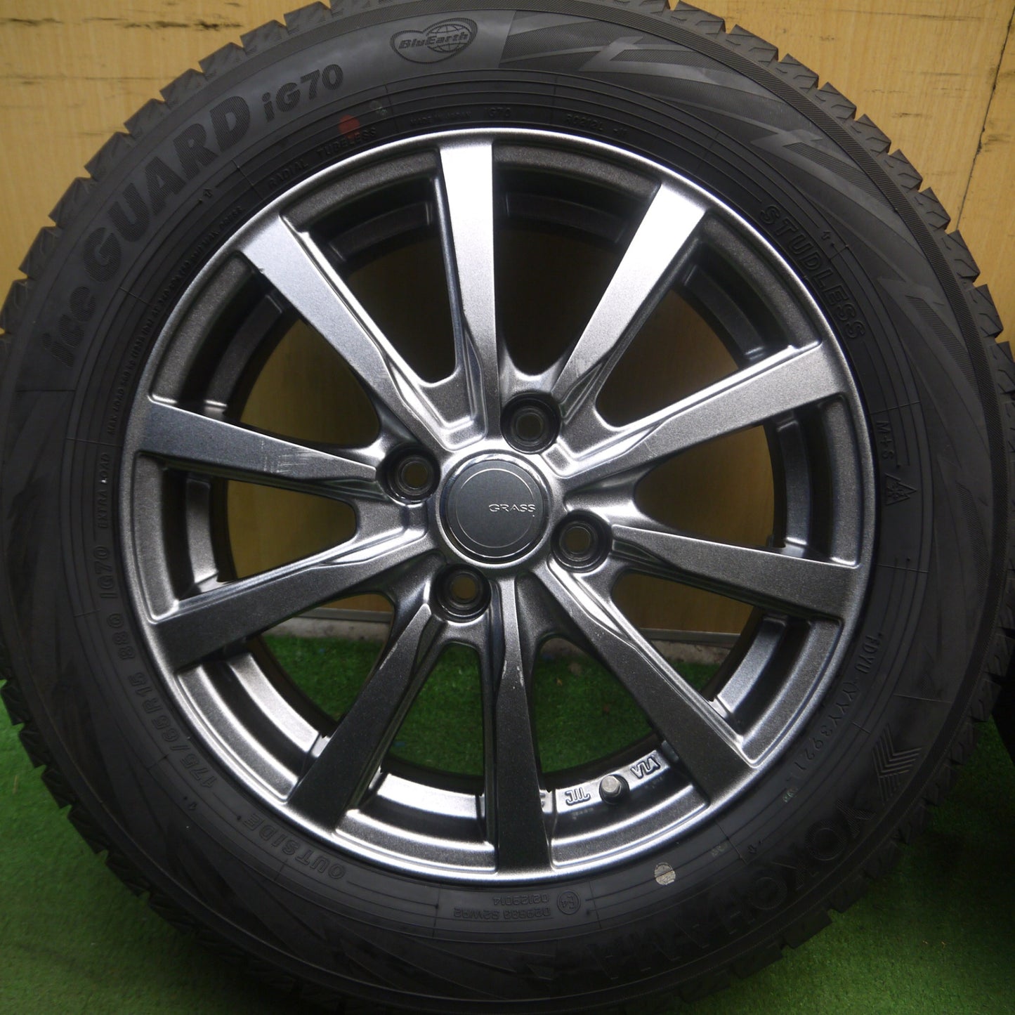 *送料無料* バリ溝！21年！キレイ！9.5分★スタッドレス 175/65R15 ヨコハマ アイスガード iG70 GRASS グラス 15インチ PCD100/4H★4021912Hス