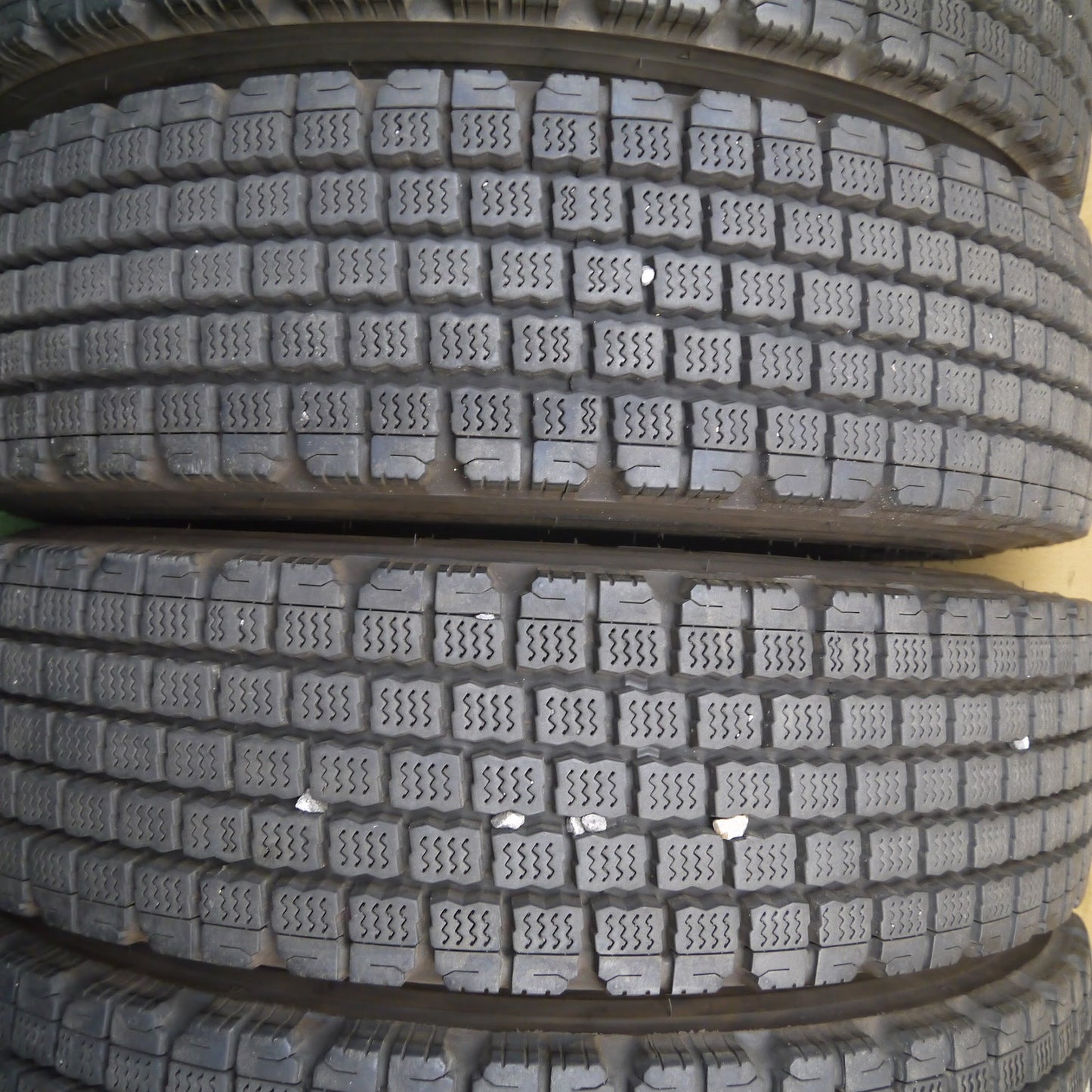 [送料無料]バリ溝！22年！9分★トラック タイヤ 225/80R17.5 123/122L スタッドレス ブリヂストン W910 17.5インチ★3052701クスタ