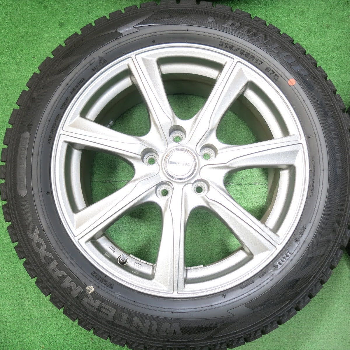 [送料無料]超バリ溝！キレイ！ほぼ10分★スタッドレス 225/55R17 ダンロップ ウインターマックス WM02 PRD 社外 アルミ 17インチ PCD114.3/5H★3060301ヒス