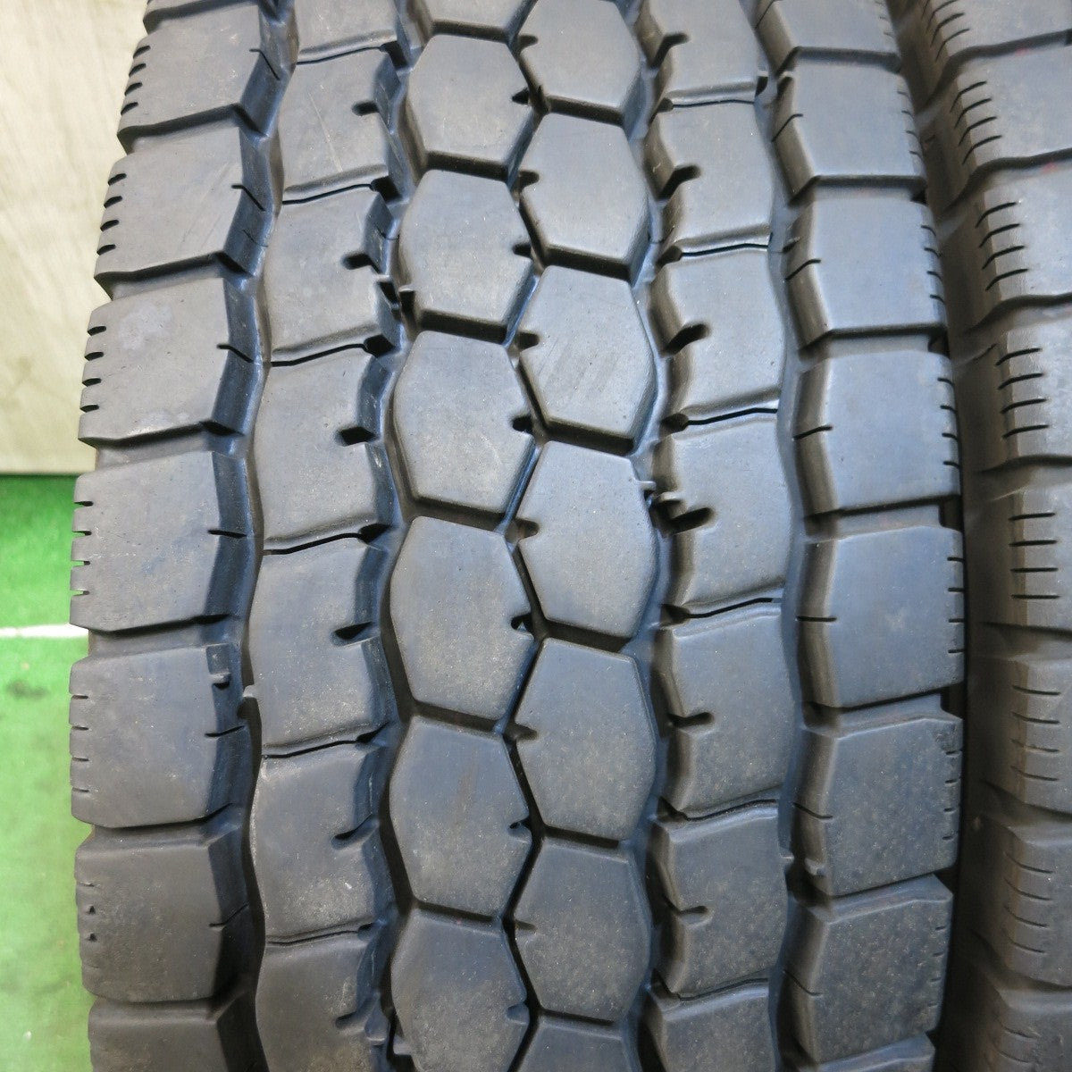 *送料無料*バリ溝！23年！8.5分★トラック タイヤ 245/70R19.5 136/134J ブリヂストン M888 ミックス オールシーズン 19.5インチ★4013101クスタ