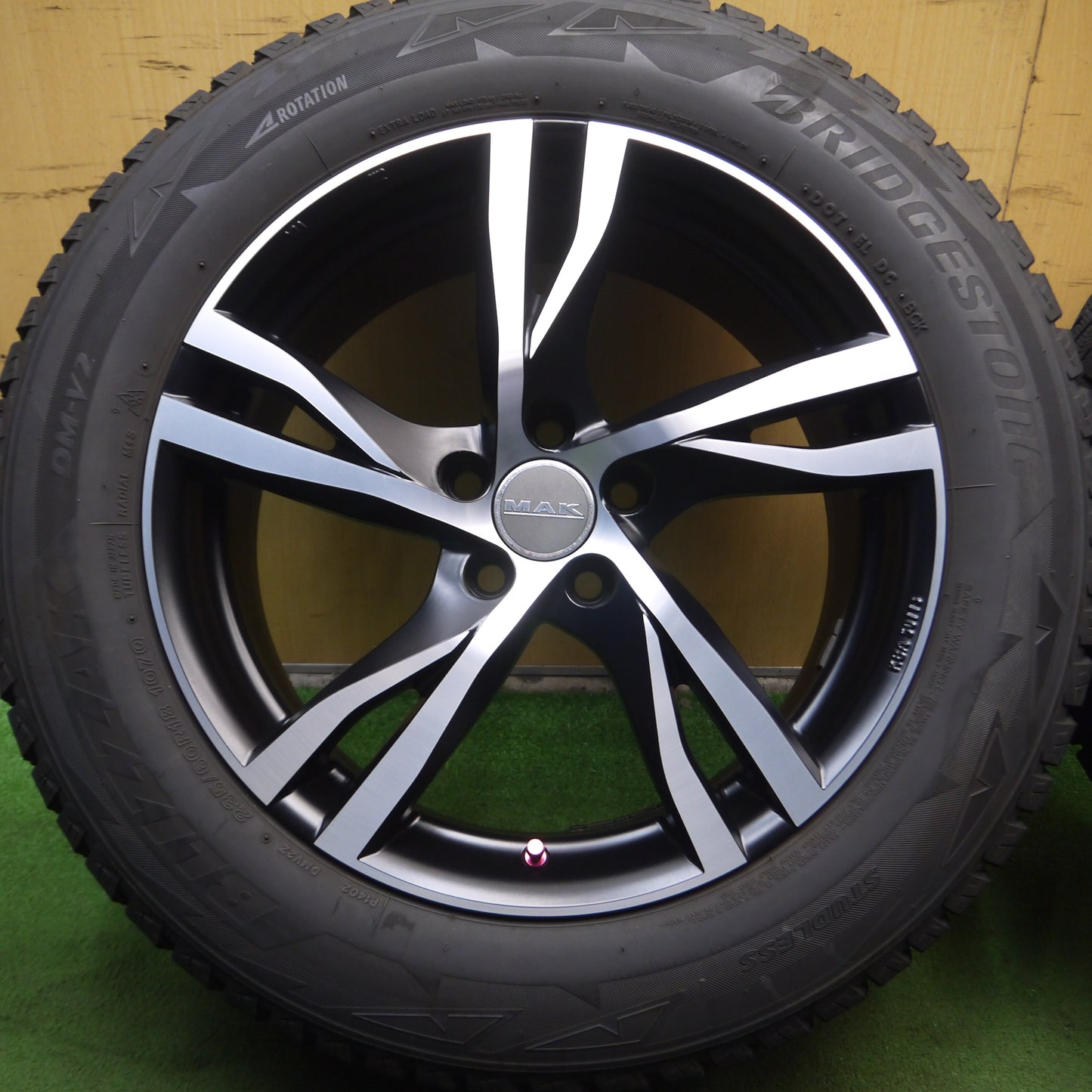 *送料無料*バリ溝！キレイ！8.5分★ボルボ 等 235/60R18 スタッドレス ブリヂストン ブリザック DM-V2 MAK 18インチ PCD108/5H★3102002Hス