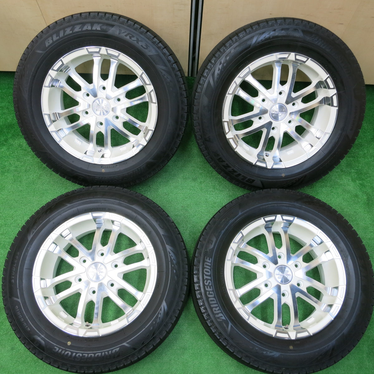 *送料無料*バリ溝！22年！キレイ！9.5分★ハイエース等 スタッドレス ZERO break 215/65R16 ブリヂストン ブリザック VRX3 ゼロブレイク 16インチ PCD139.7/6H★3111706イス