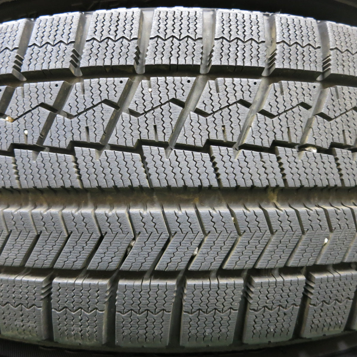 *送料無料*バリ溝！キレイ！9.5分以上★スタッドレス 215/65R16 ブリヂストン ブリザック VRX BALMINUM バルミナ 16インチ PCD114.3/5H★3120613イス