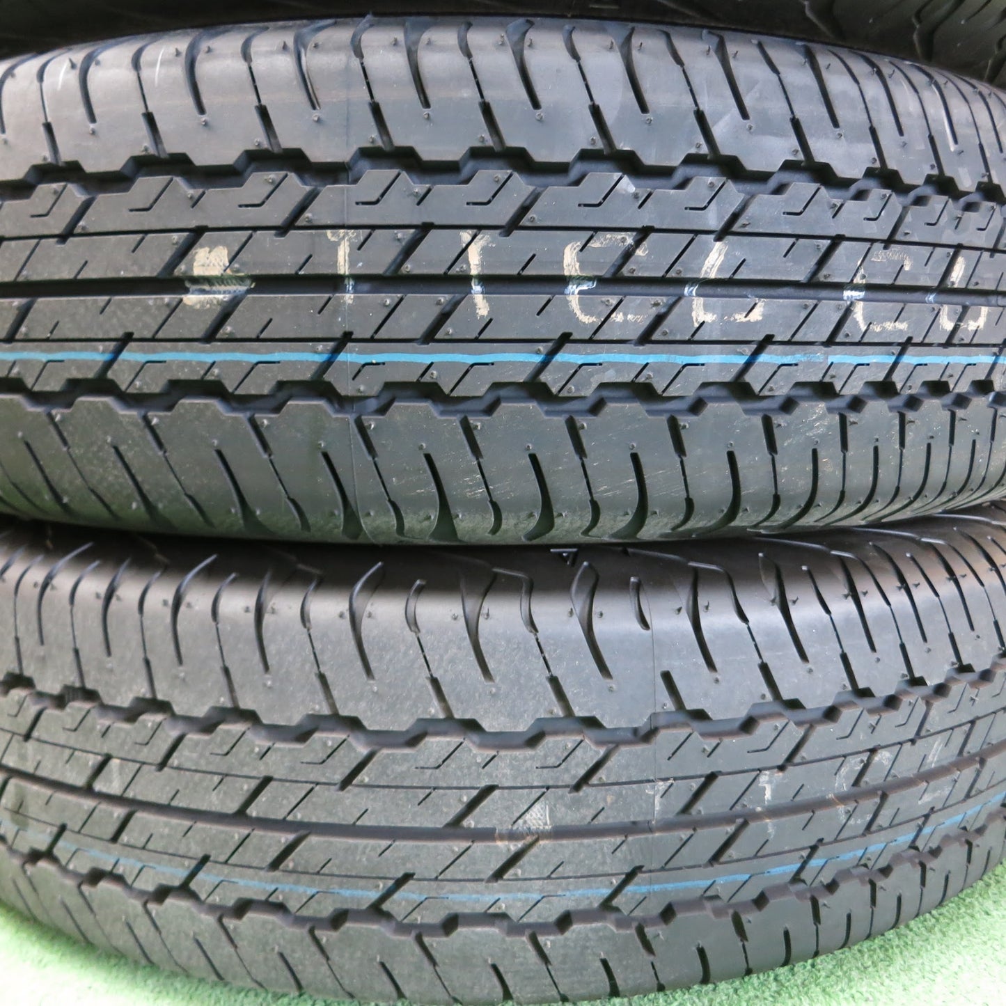 [送料無料]新車外し！23年★195/80R15 ダンロップ AT20 グラントレック タイヤ 15インチ ジムニー シエラ 等★3080703ヒノタ