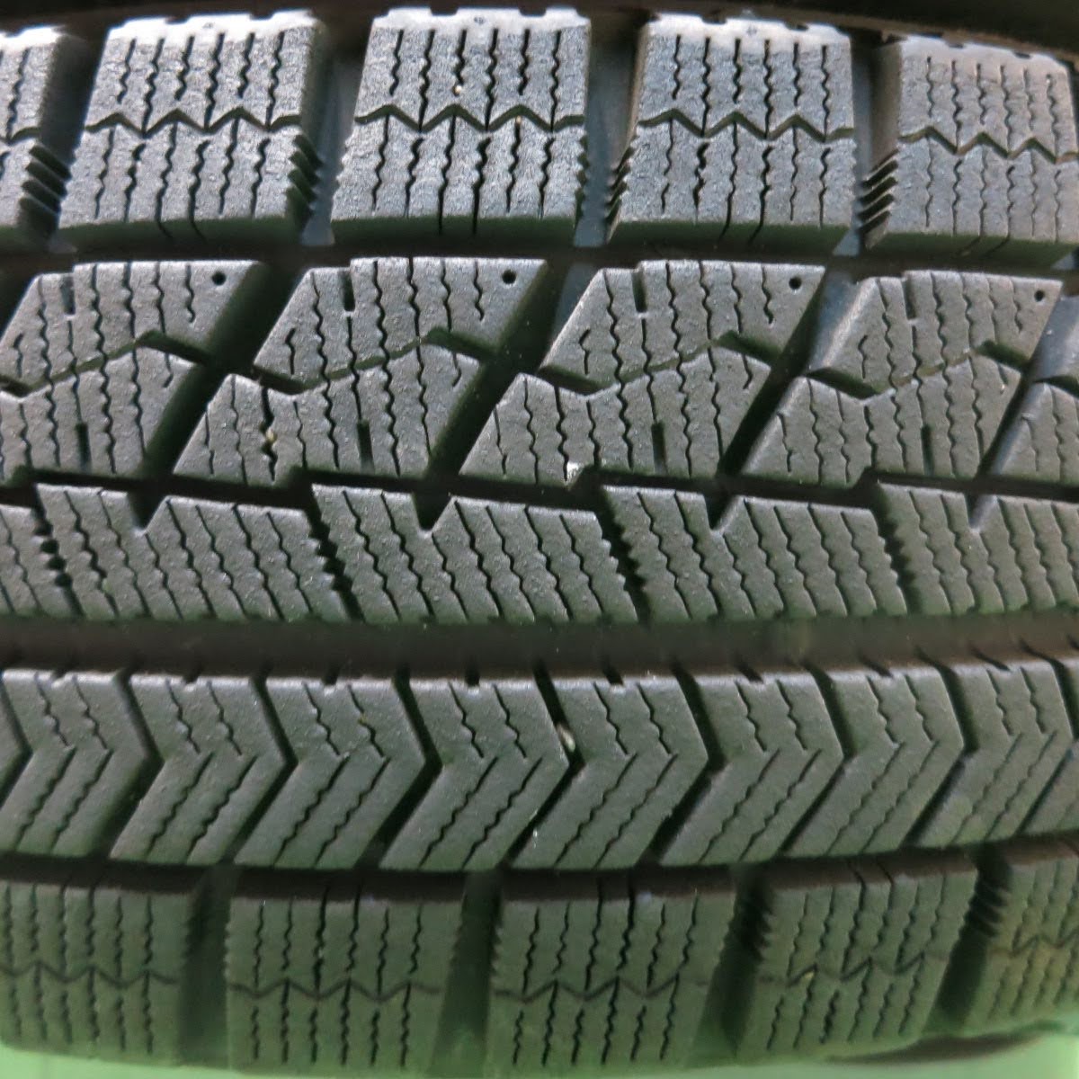 [送料無料]バリ溝！8.5分★ダイハツ ムーヴ カスタム 純正 155/65R14 スタッドレス ブリヂストン ブリザック VRX 14インチ PCD100/4H★3071505イス