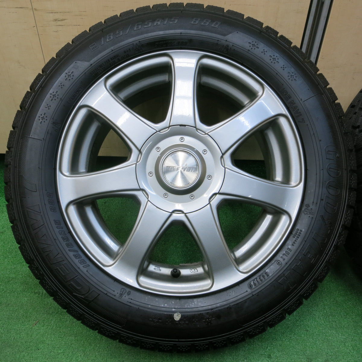 *送料無料*バリ溝！19年！キレイ！9.5分以上★スタッドレス 185/65R15 グッドイヤー アイスナビ7 ravrion ラブリオン 15インチ PCD100 114.3/5H マルチ★3121309イス