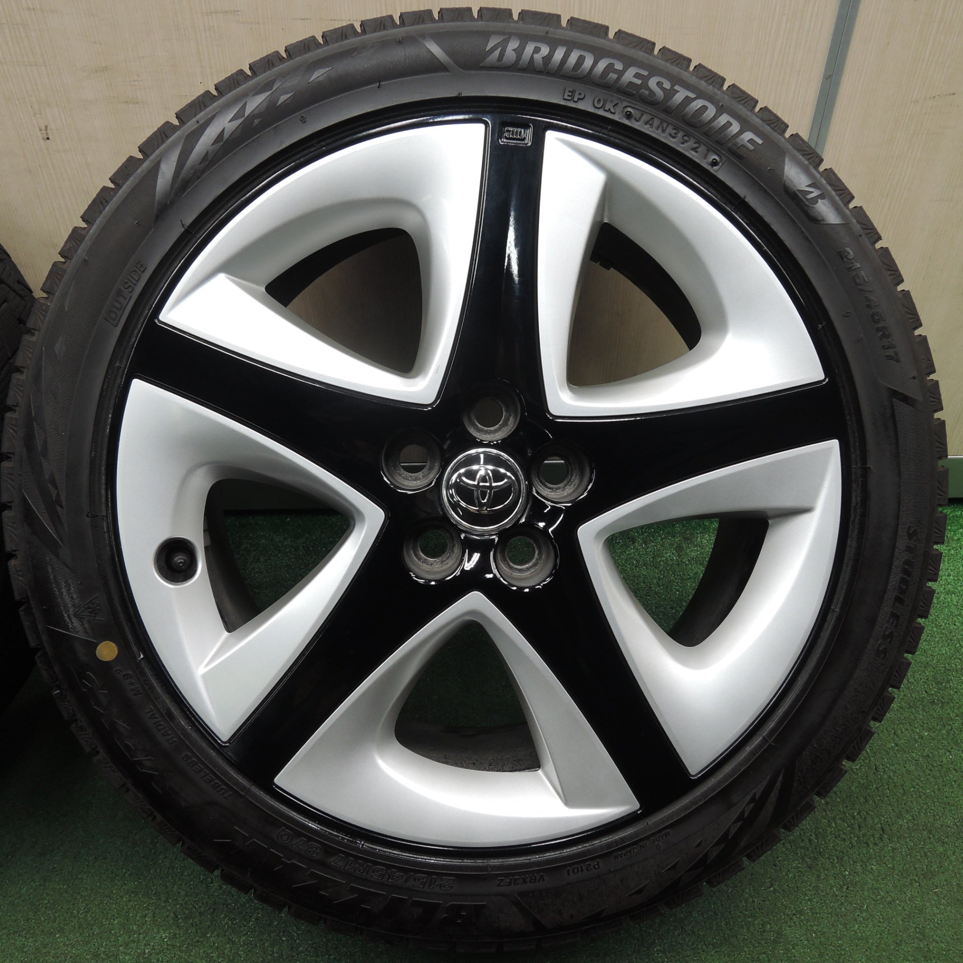 送料無料* バリ溝！21年！キレイ！9.5分☆トヨタ 50系 プリウス ツーリング 純正 215/45R17 スタッドレス ブリヂストン |  名古屋/岐阜の中古カー用品・工具の買取/販売ならガレージゲット