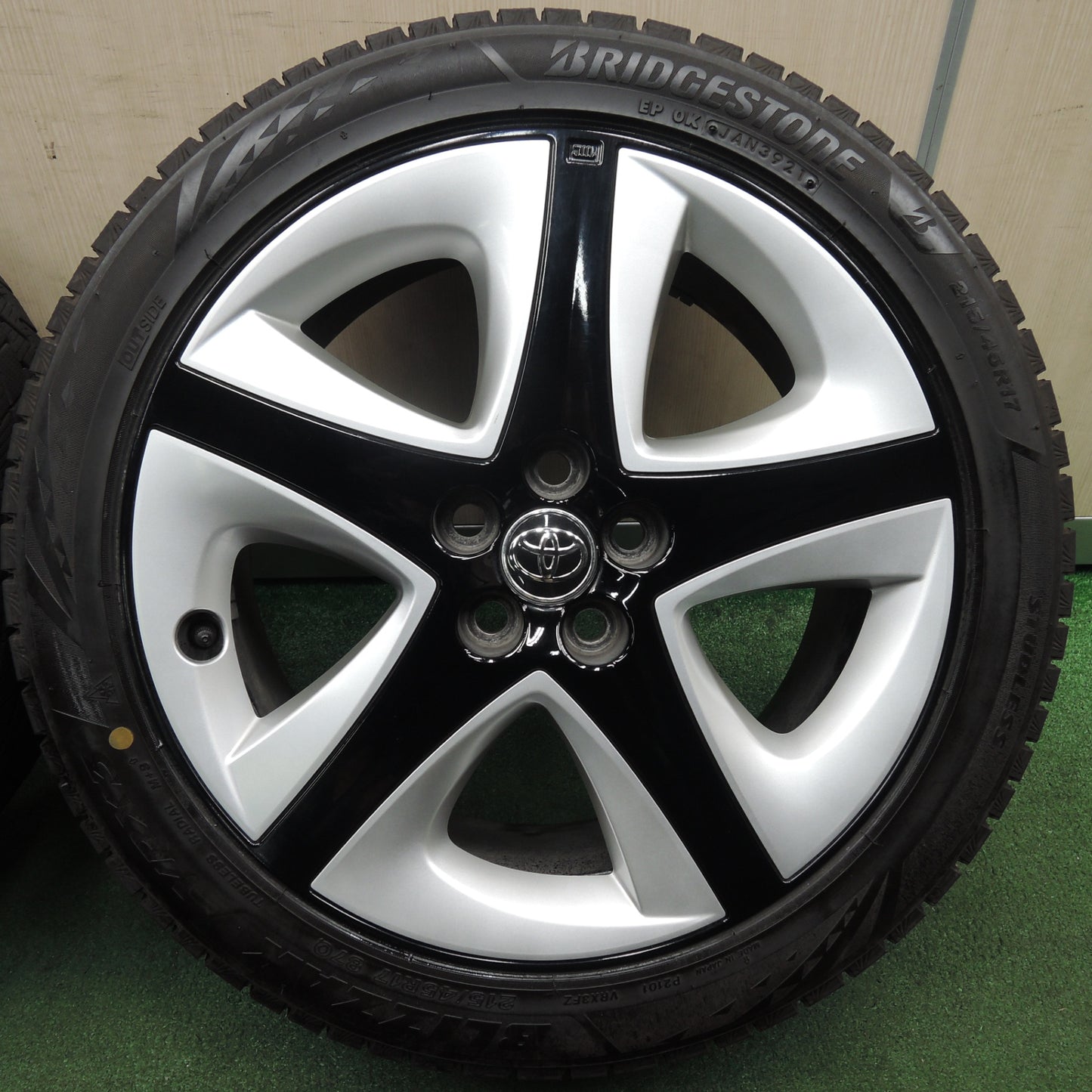 *送料無料* バリ溝！21年！キレイ！9.5分★トヨタ 50系 プリウス ツーリング 純正 215/45R17 スタッドレス ブリヂストン ブリザック VRX3 PCD100/5H★4030106TNス