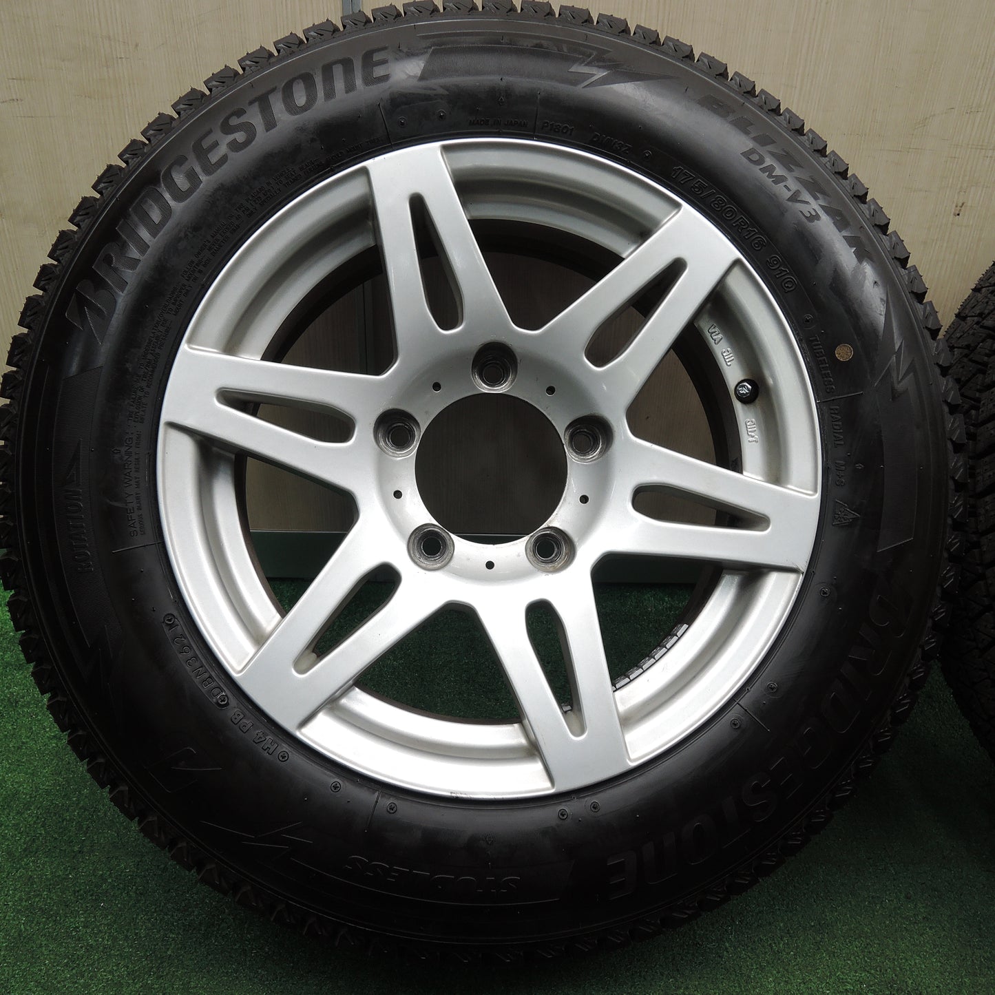 *送料無料*超バリ溝！21年！キレイ！ほぼ10分★ジムニー 等 175/80R16 スタッドレス ブリヂストン ブリザック DM-V3 社外 アルミ ホイール 16インチ PCD139.7/5H★3121305TNス