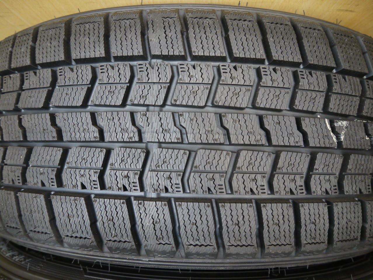 送料無料]タイヤ未使用！21年☆スタッドレス 215/40R18 RAYS VR