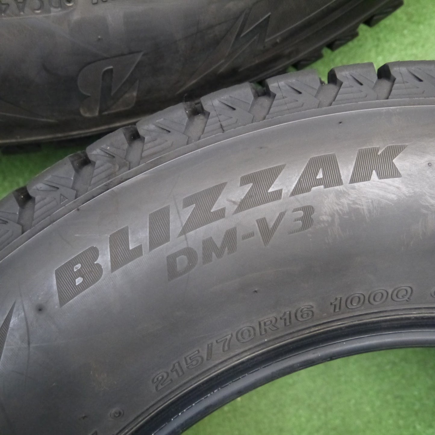 [送料無料]バリ溝！20年！9分★スタッドレス 215/70R16 ブリヂストン ブリザック DM-V3 タイヤ 16インチ ハリアー デリカ D:5 アウトランダー 等★3061704クスタ