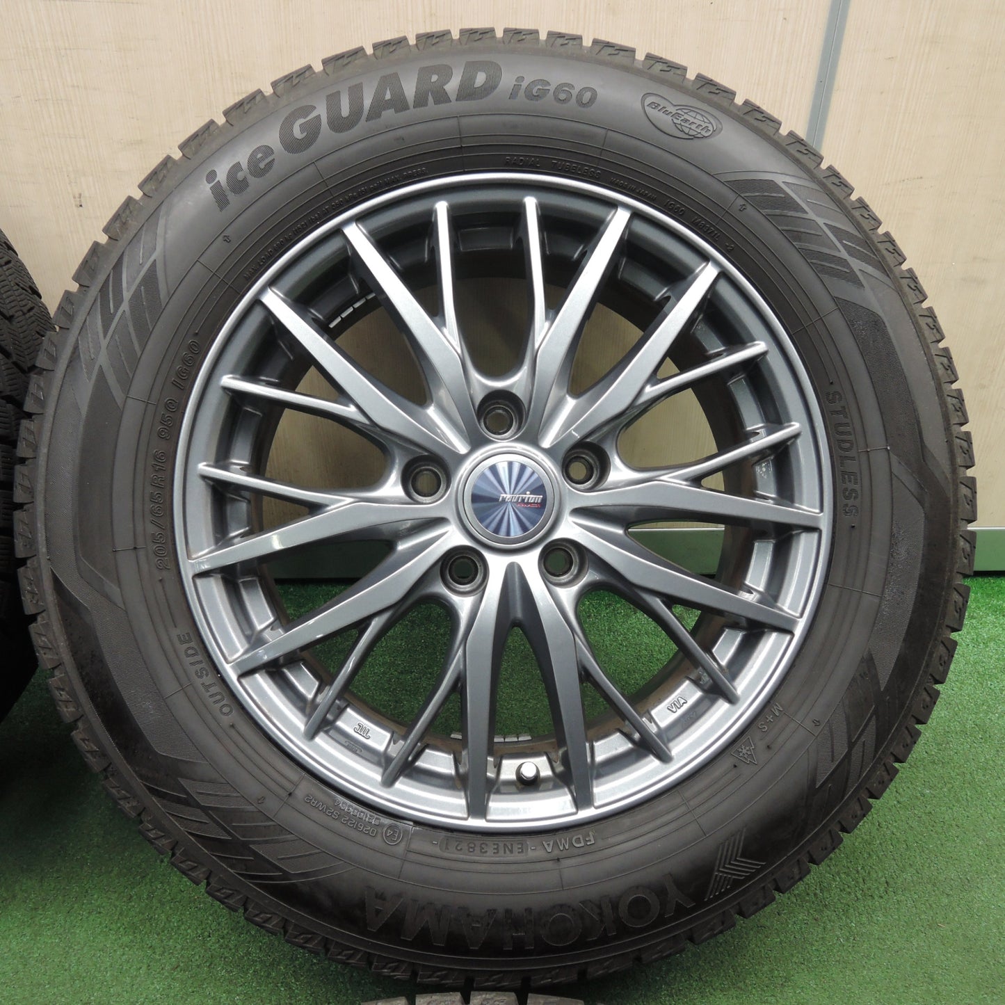 *送料無料* バリ溝！21年！キレイ！9.5分★スタッドレス 205/65R16 ヨコハマ アイスガード iG60 ravrion RM01 16インチ PCD114.3/5H★4030105TNス