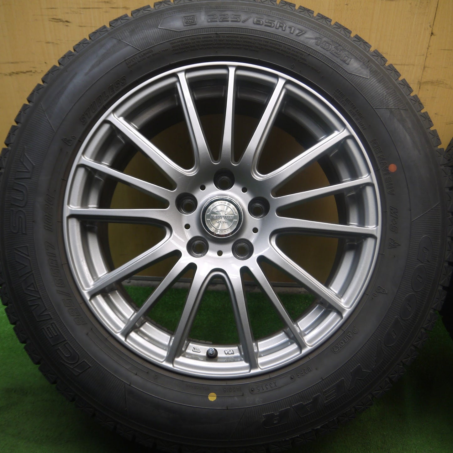 [送料無料]バリ溝！キレイ！9.5分★スタッドレス 225/65R17 グッドイヤー アイスナビ SUV ravrion selzer ラブリオン 17インチ PCD114.3/5H★3092601Hス