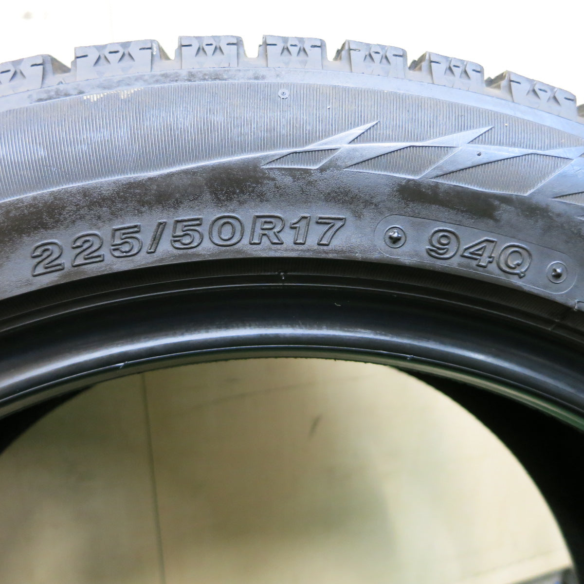 *送料無料*バリ溝！19年！9.5分★スタッドレス 225/50R17 ブリヂストン ブリザック VRX2 タイヤ 17インチ マークX アコード レガシィ等★3102106イスタ