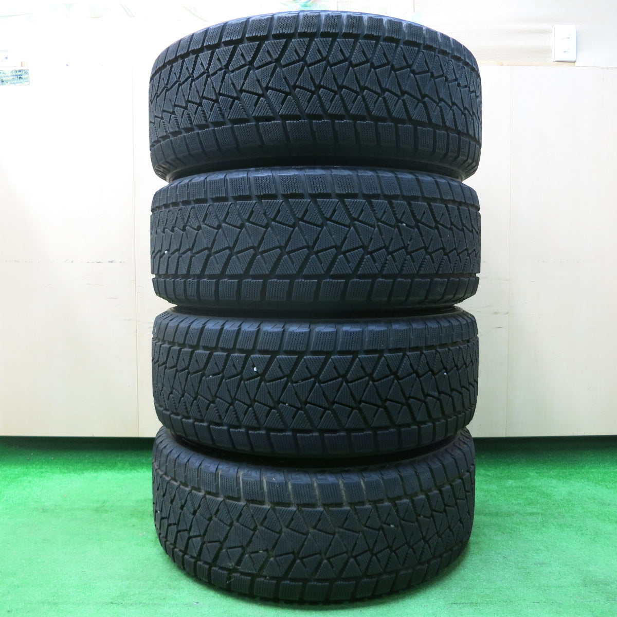 *送料無料*バリ溝！キレイ！9分★ランクル等 285/60R18 スタッドレス ブリヂストン ブリザック DM-V2 Granverd 18インチ PCD150/5H★3121202イス