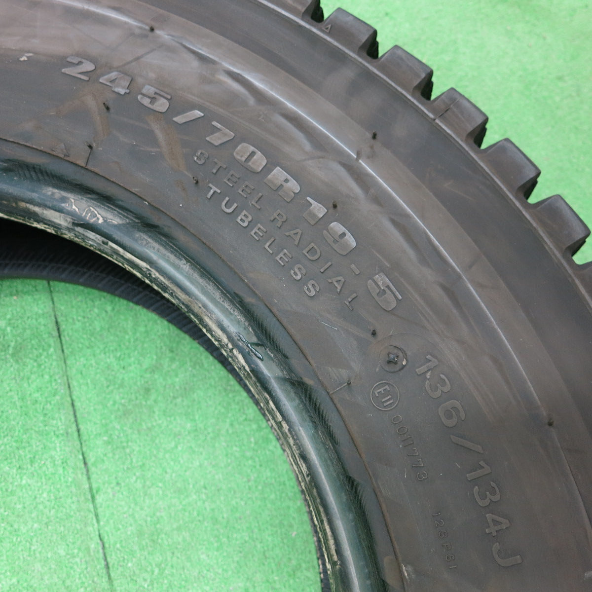 *送料無料*バリ溝！22年！9.5分★トラック タイヤ 245/70R19.5 136/134J スタッドレス ダンロップ デクテス SP001 19.5インチ★3110206KKスタ