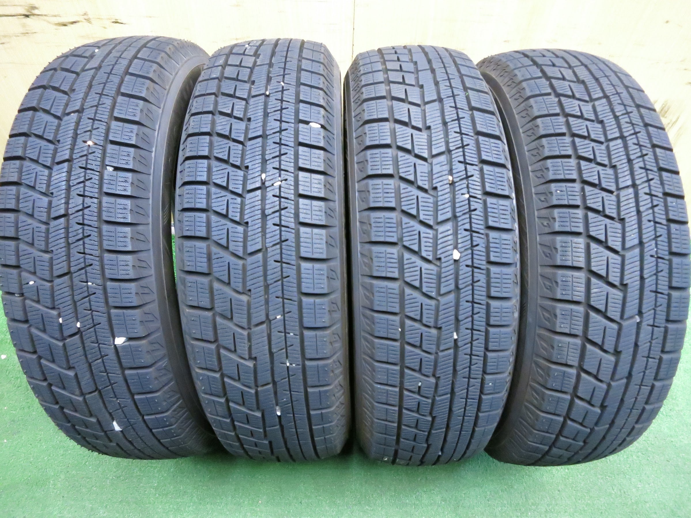 [送料無料]バリ溝！21年！ほぼ10分★スタッドレス 175/65R15 ヨコハマ アイスガード iG60 タイヤ 15インチ アクア ヴィッツ  フィット 等★2121609Hスタ