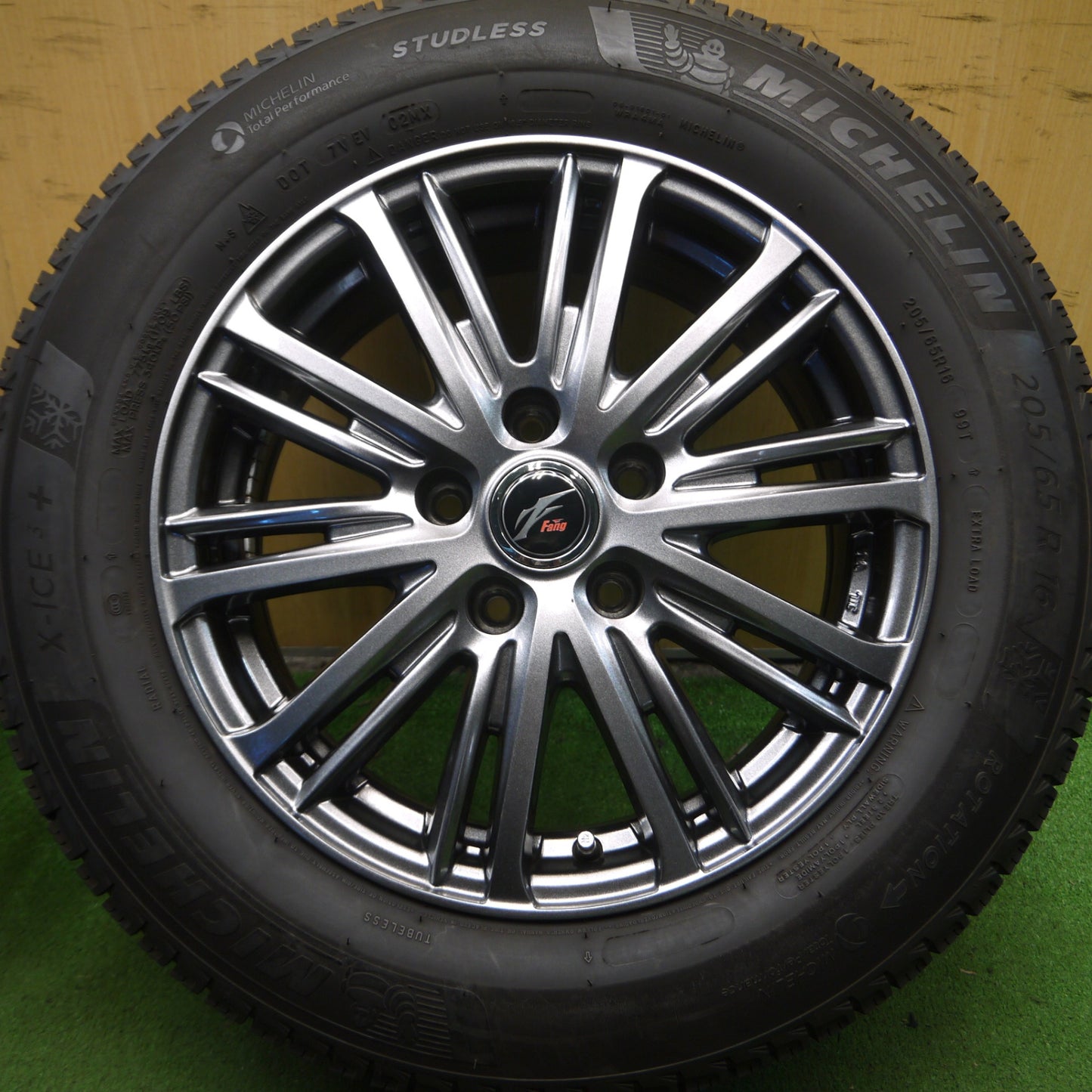 *送料無料* バリ溝！キレイ！9分★スタッドレス 205/65R16 ミシュラン X-ICE3+ Fang ファング 16インチ PCD114.3/5H★4022610Hス