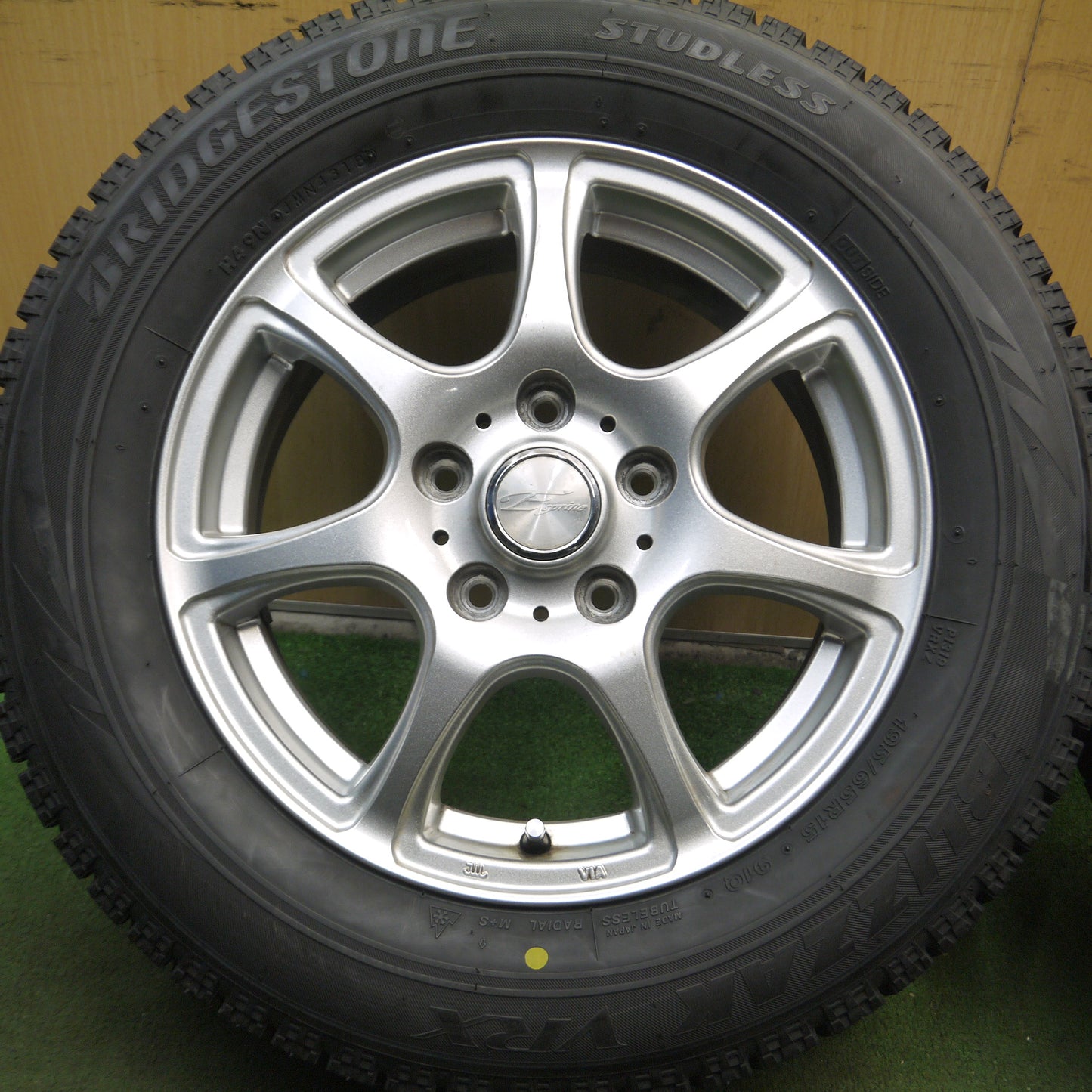 *送料無料*バリ溝！キレイ！ほぼ10分★スタッドレス 195/65R15 ブリヂストン ブリザック VRX Esprine 15インチ PCD114.3/5H★4010516Hス