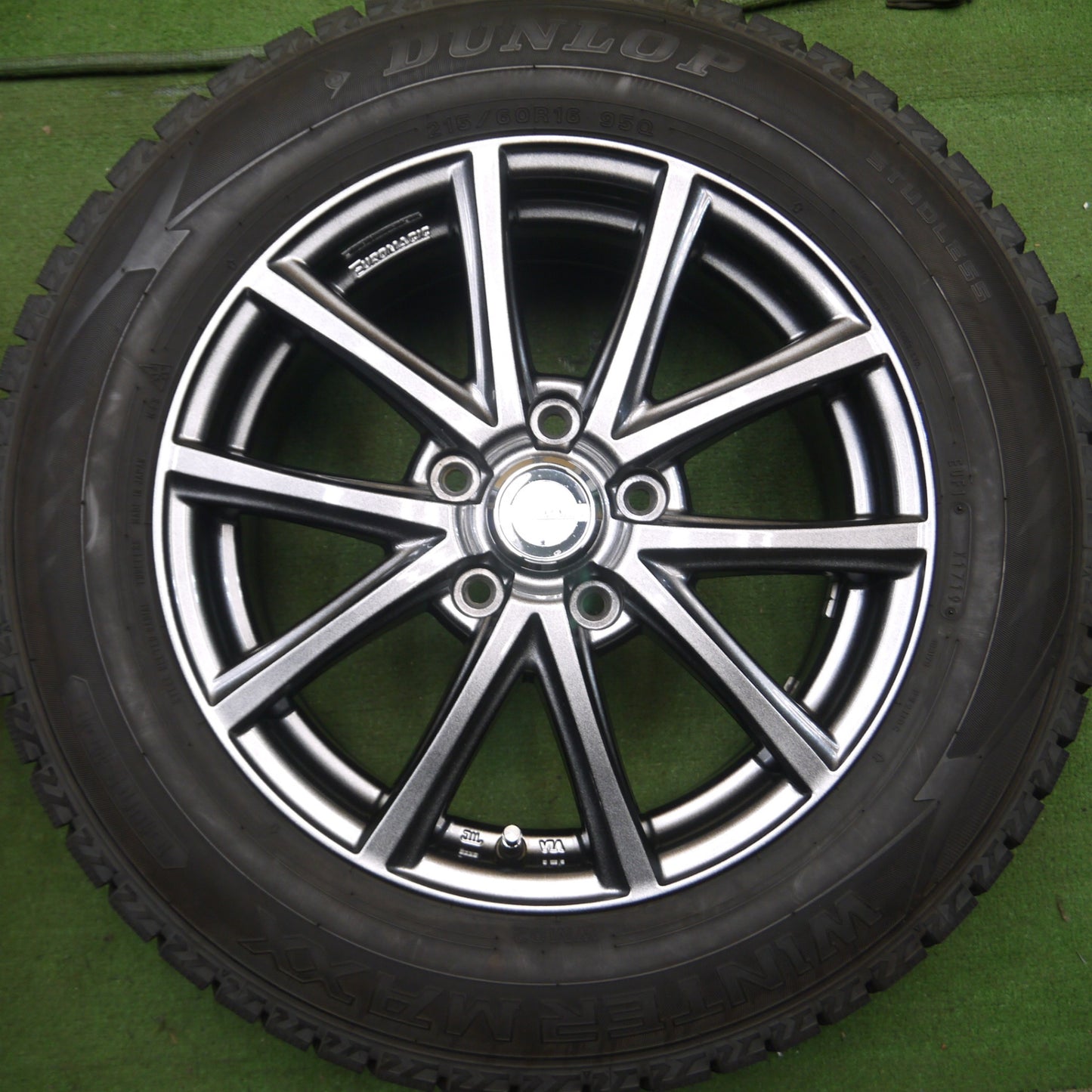 *送料無料* 超バリ溝！キレイ！9.5分以上★スタッドレス 215/60R16 ダンロップ ウインターマックス WM02 EUROMAGIC ユーロマジック PCD114.3/5H★4031206Hス