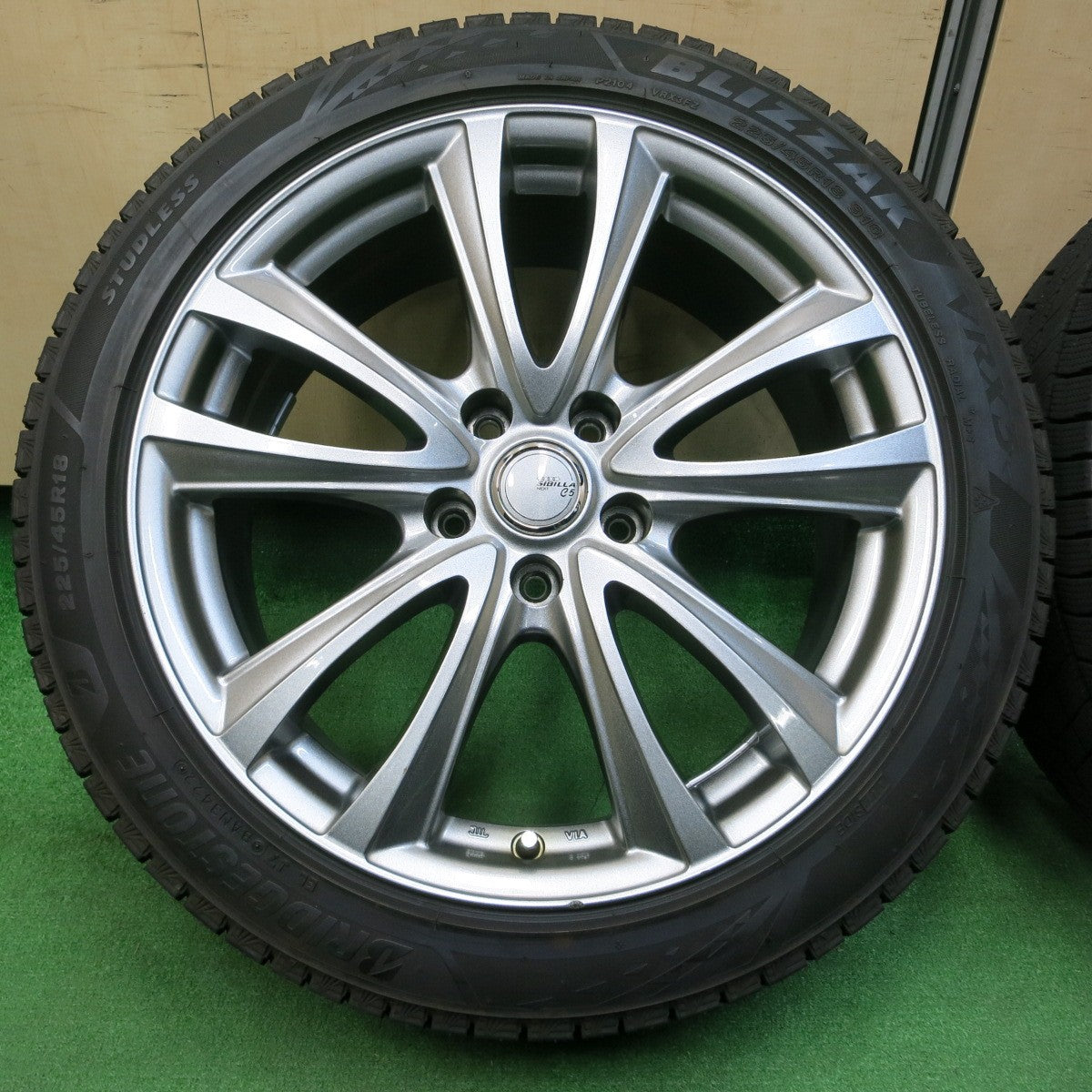 *送料無料* バリ溝！22年！9.5分★スタッドレス 225/45R18 ブリヂストン ブリザック VRX3 SIBILLA NEXT C5 シビラ 18インチ PCD114.3/5H★4030607イス