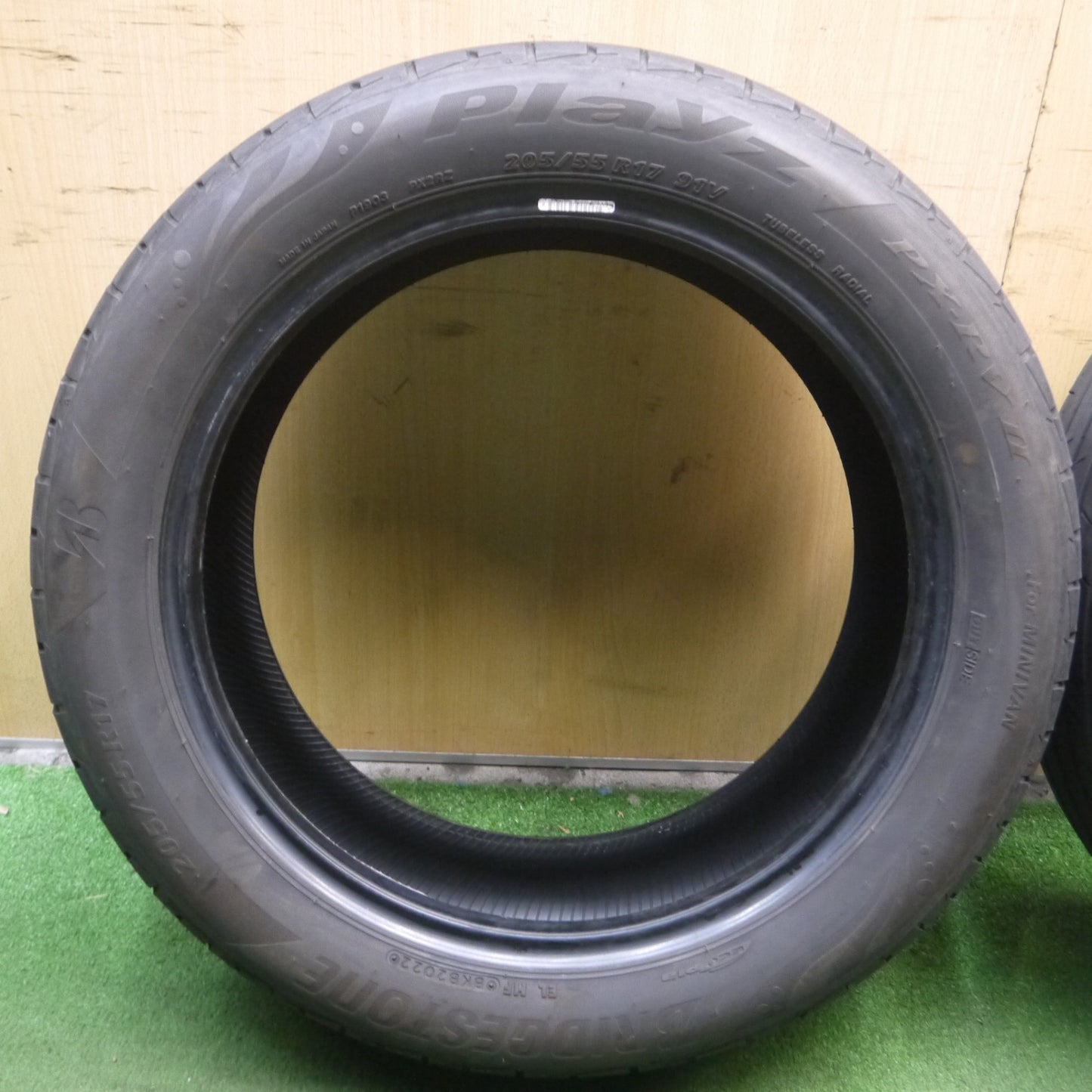 *送料無料* バリ溝！22年！9.5分★205/55R17 ブリヂストン プレイズ PX-RV2 タイヤ 17インチ ステップワゴン ノア ヴォクシー等★4022901KKノタ