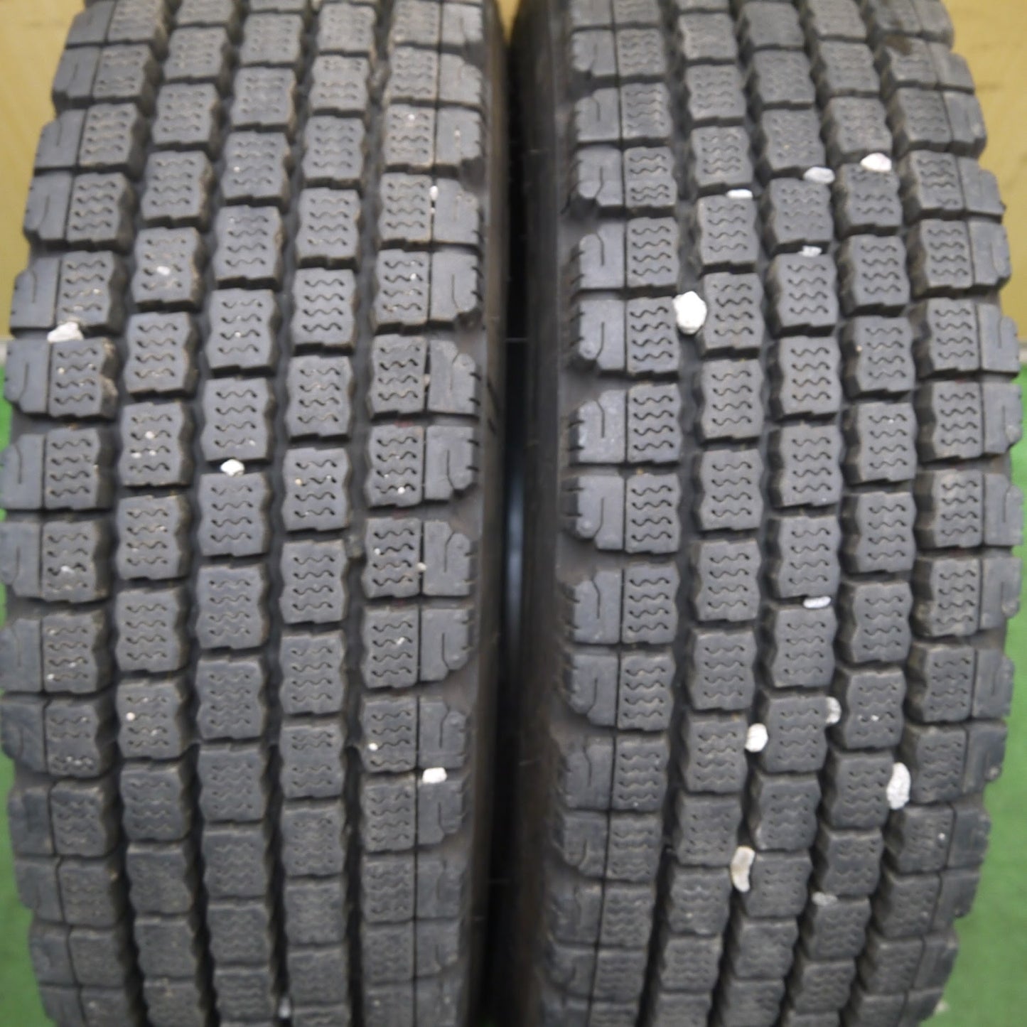 [送料無料]バリ溝！22年！9.5分★トラック タイヤ 225/80R17.5 123/122L スタッドレス ブリヂストン W910 17.5インチ★3061309クスタ